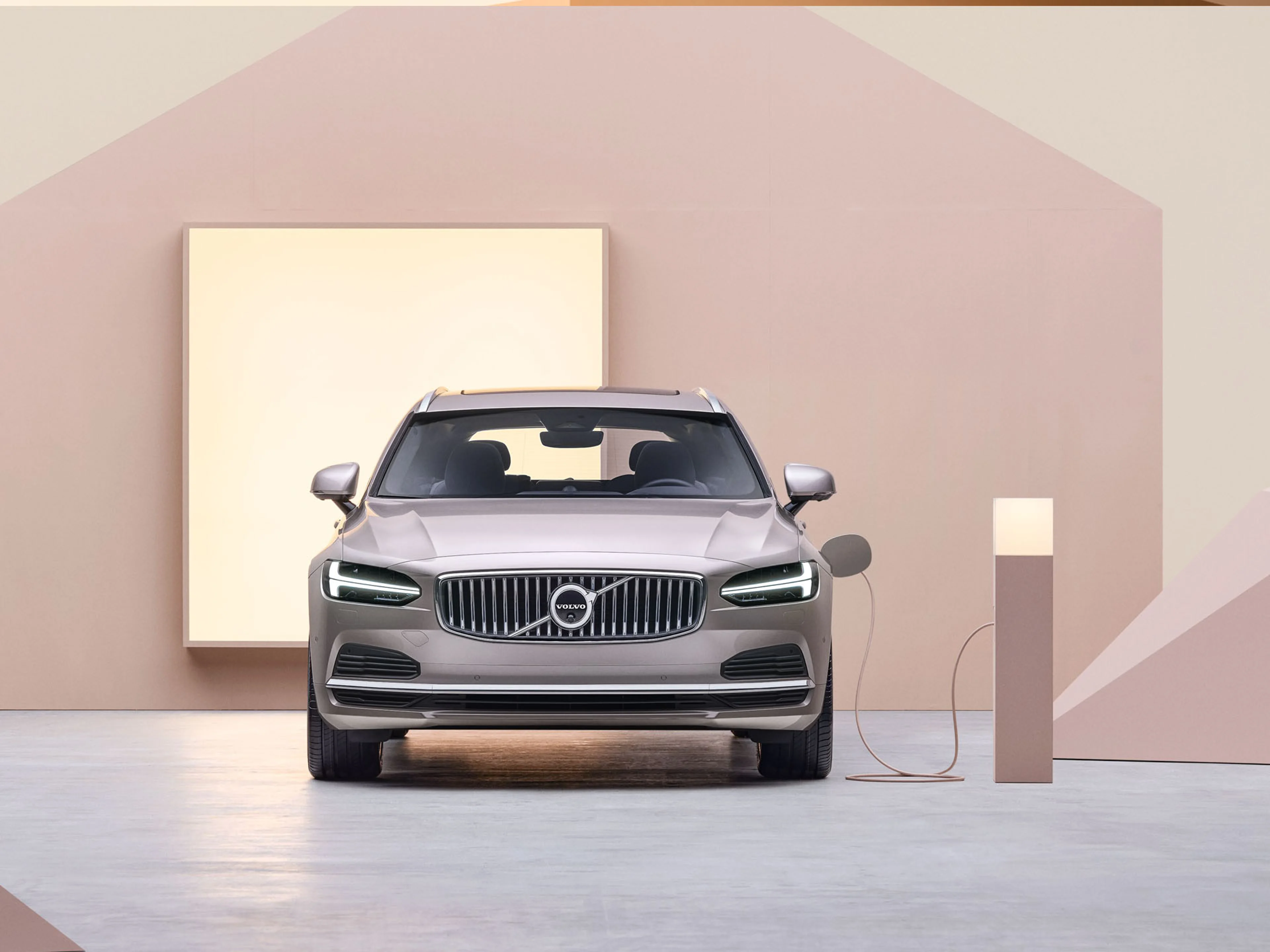 Volvo V90 vista frontal recargando