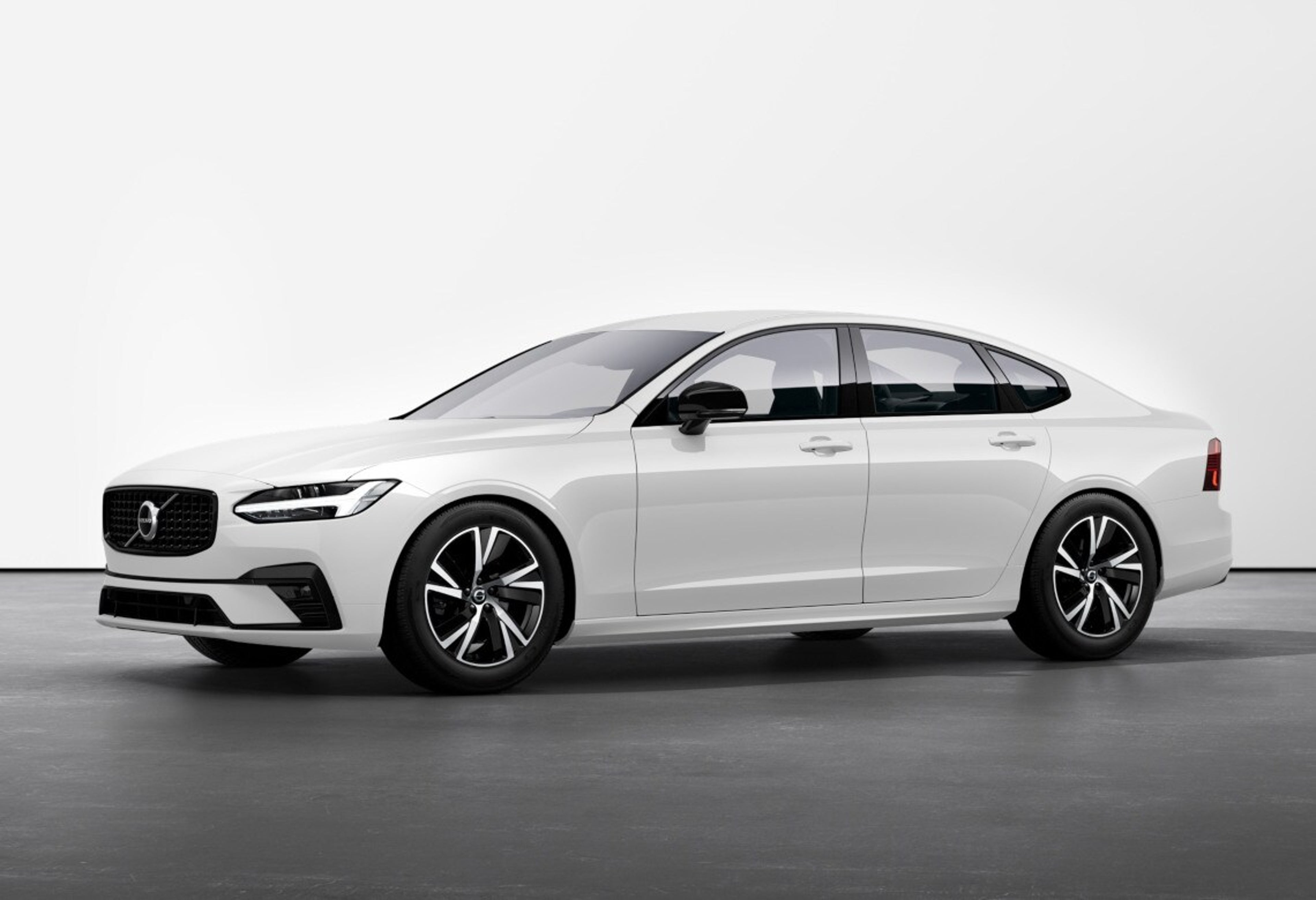 Volvo S90 im Frontseitenschuss vor einer weißen Wand