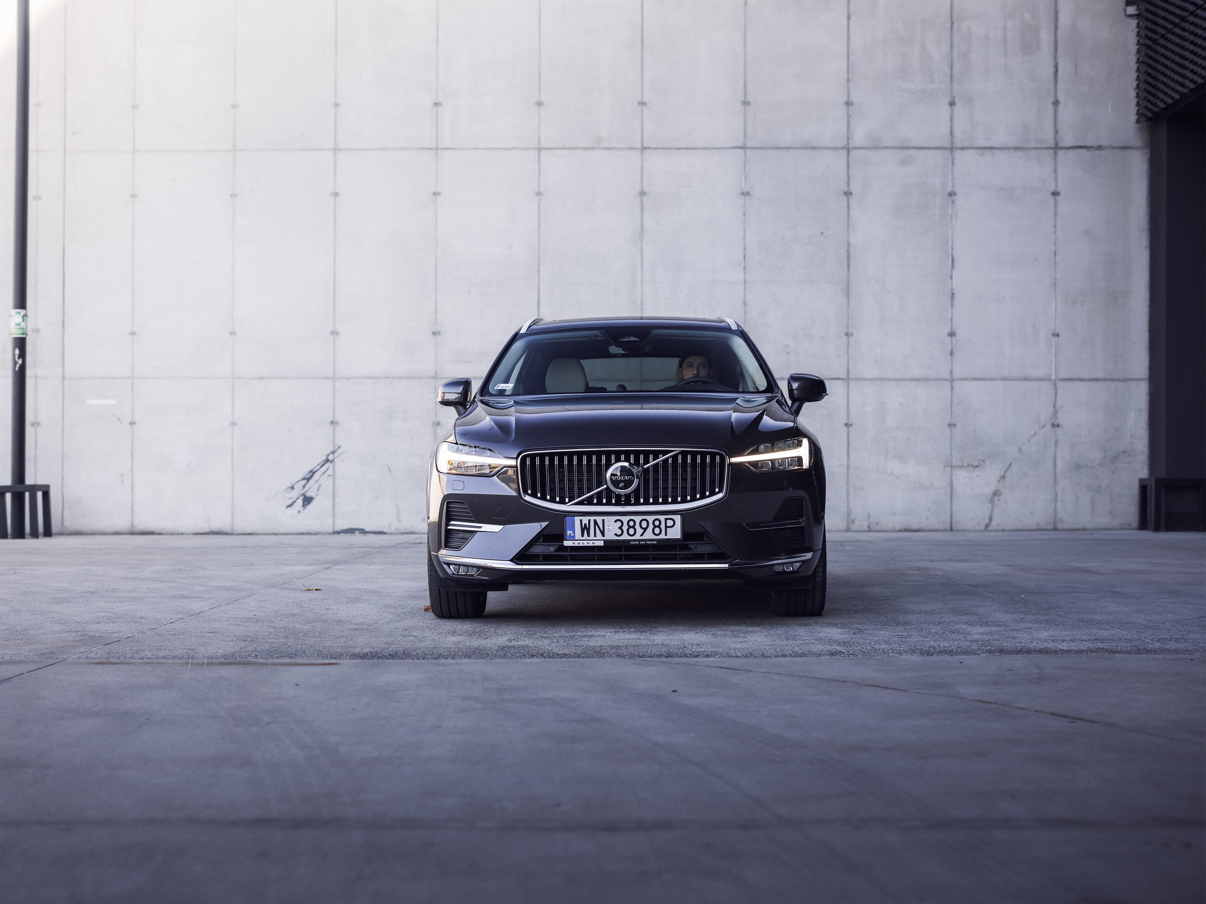 Volvo XC60 na tle betonowej ściany