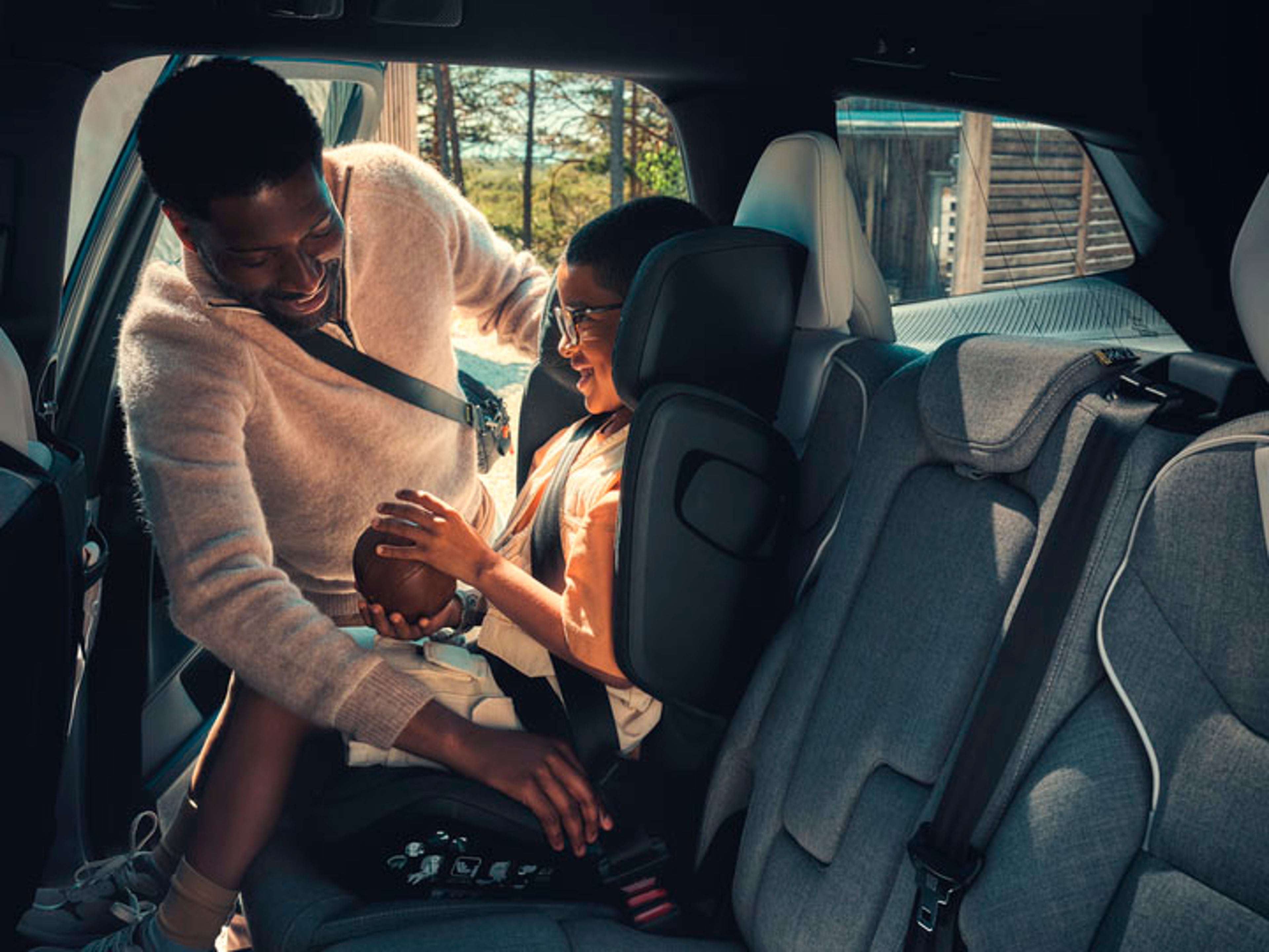 Un hombre colocando una silla infantil