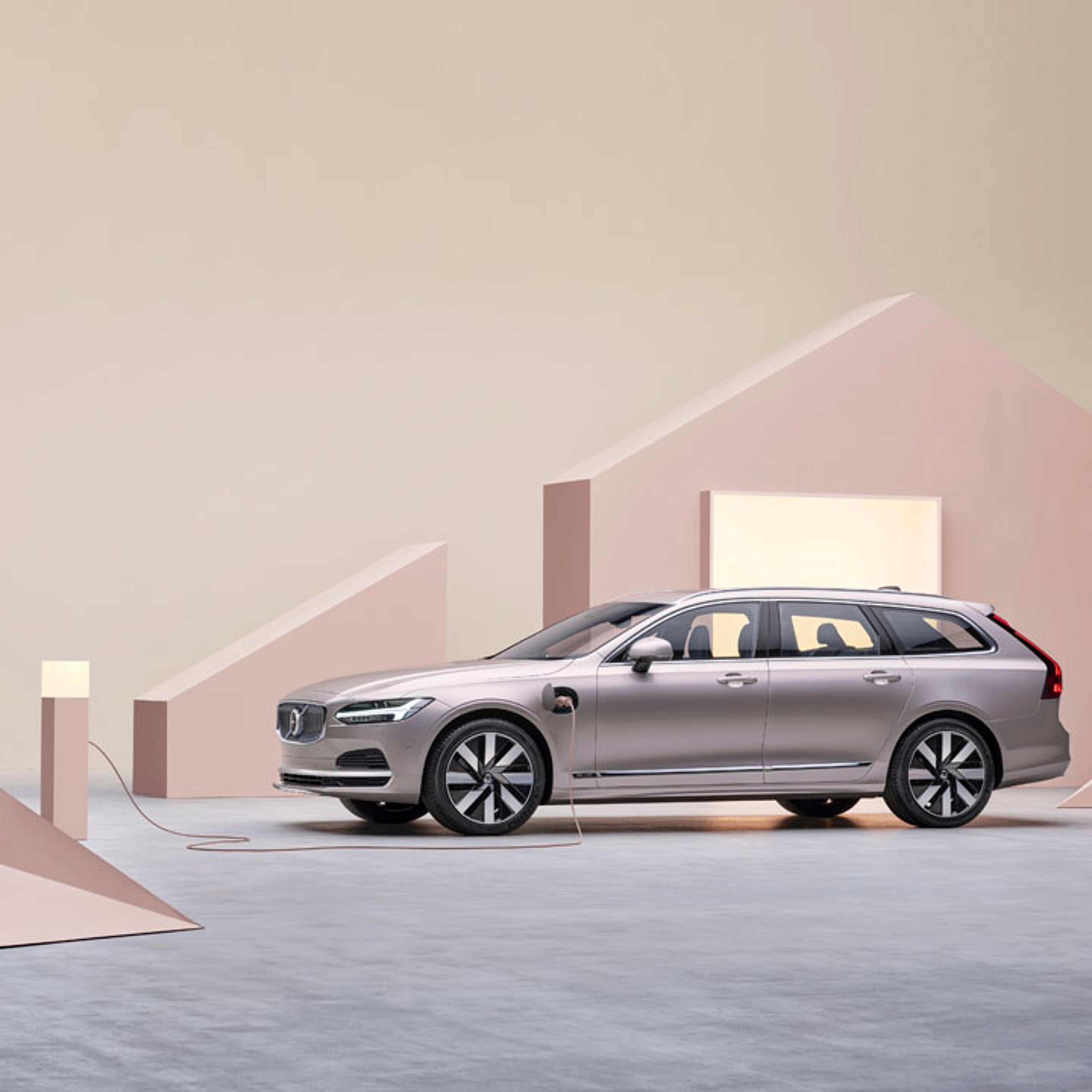 Volvo V90 híbrido enchufable vista lateral recargando