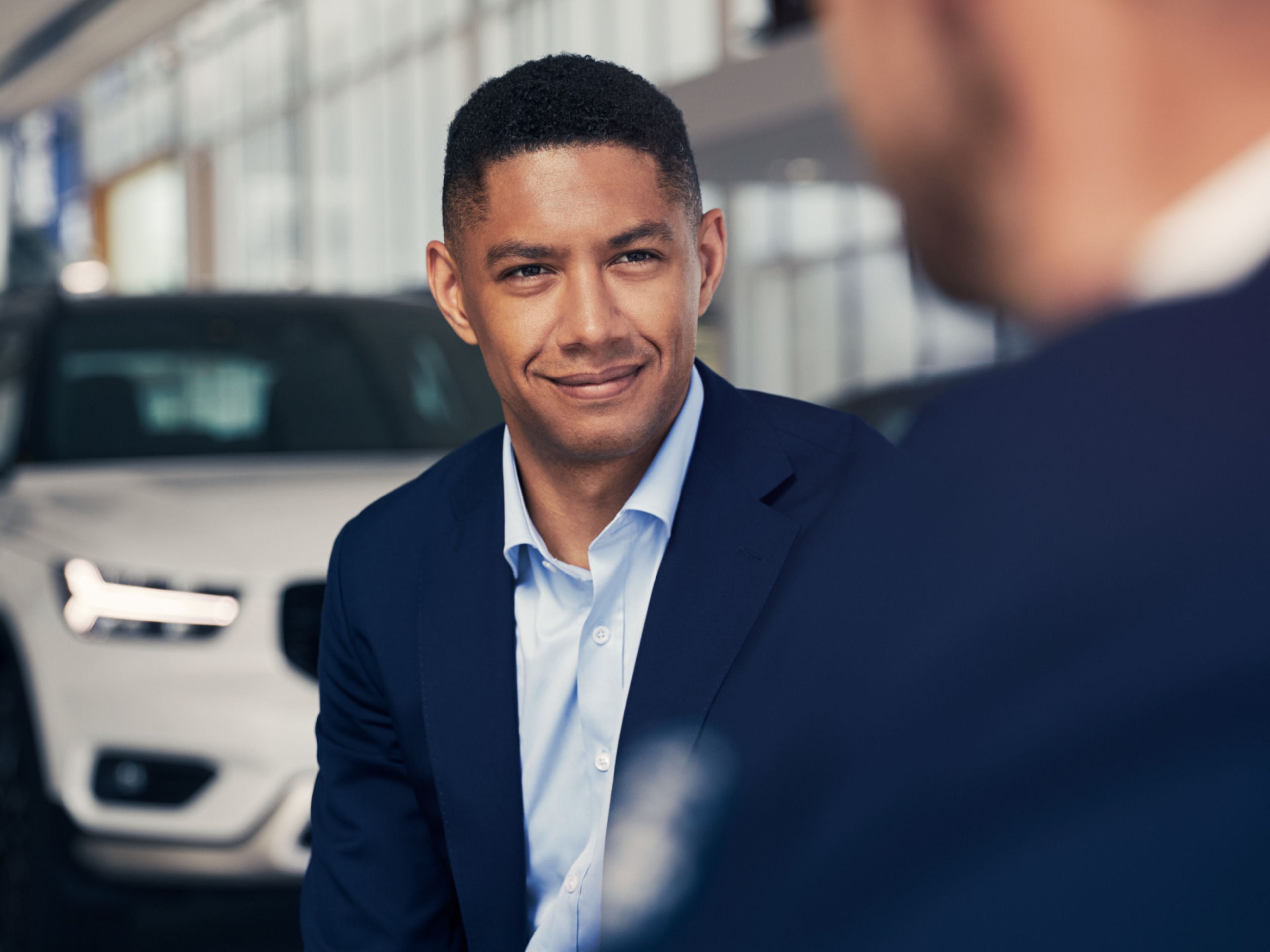Close Up eine Mannes im Anzug, der einer anderen Person zuhört.