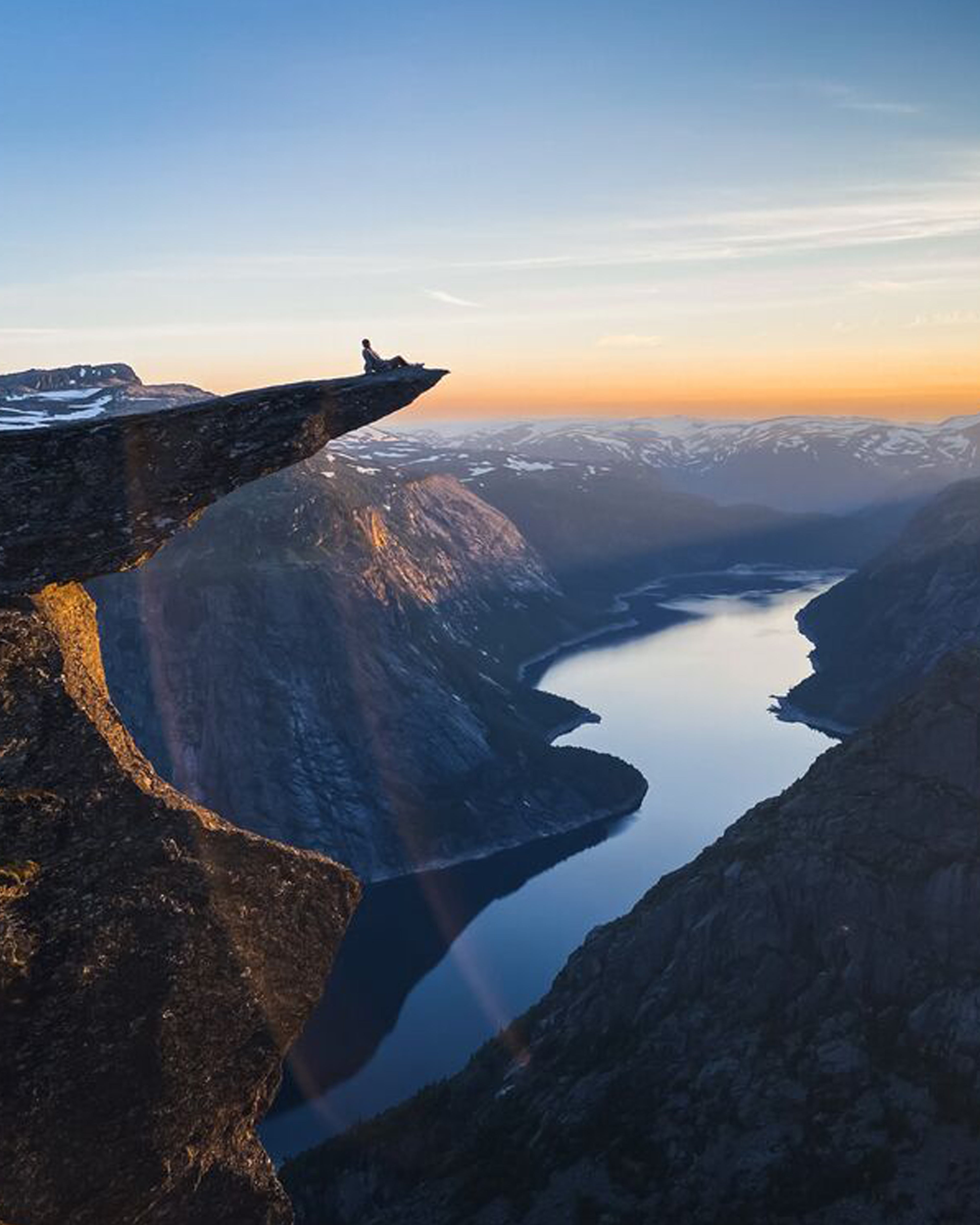 Trolltunga med utsikten sett fra siden i solnedgang