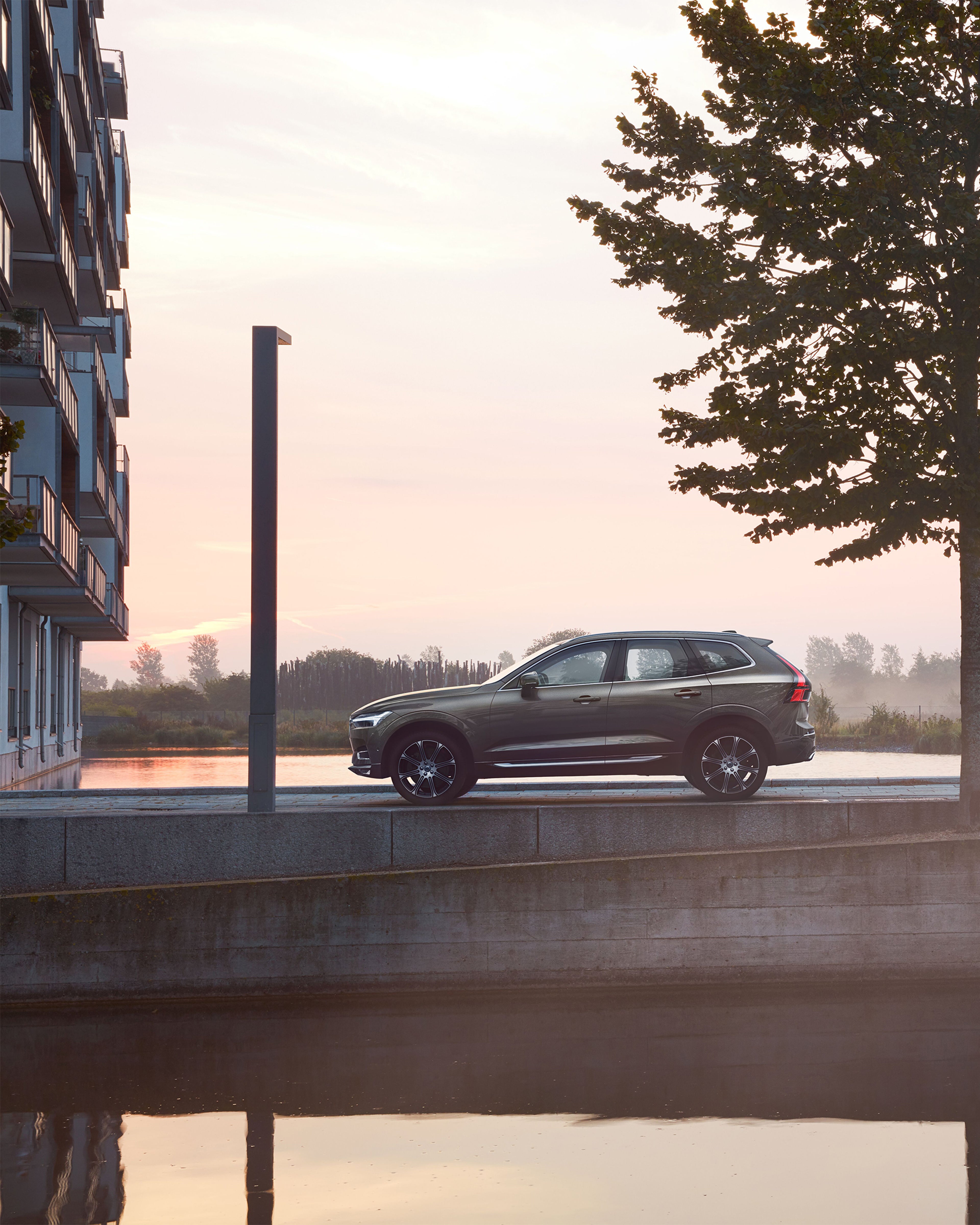 Grå Volvo XC60 på bro vid skymning