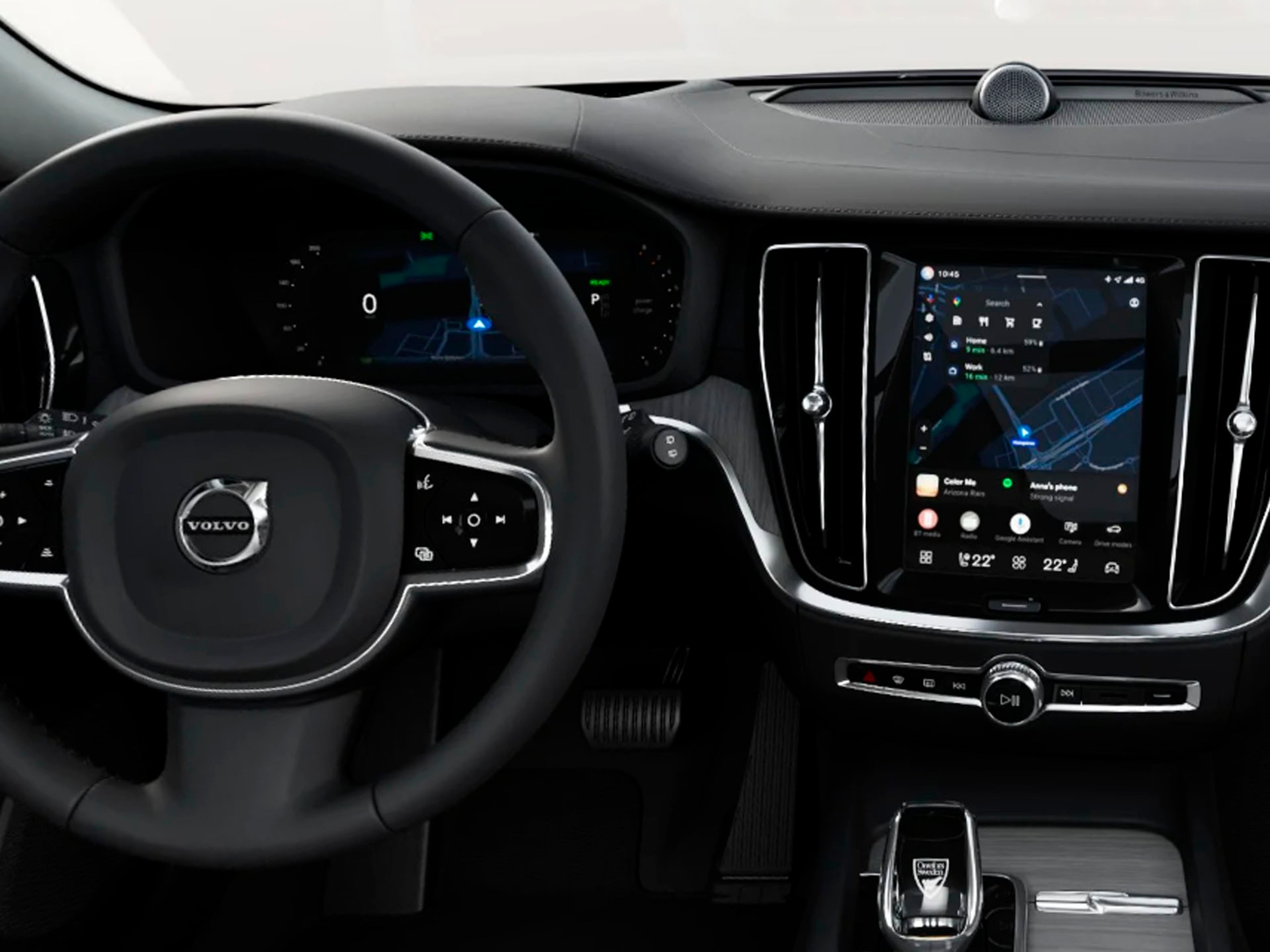 Interior del habitáculo del Volvo V60 mild hybrid destacando el volante y la consola central