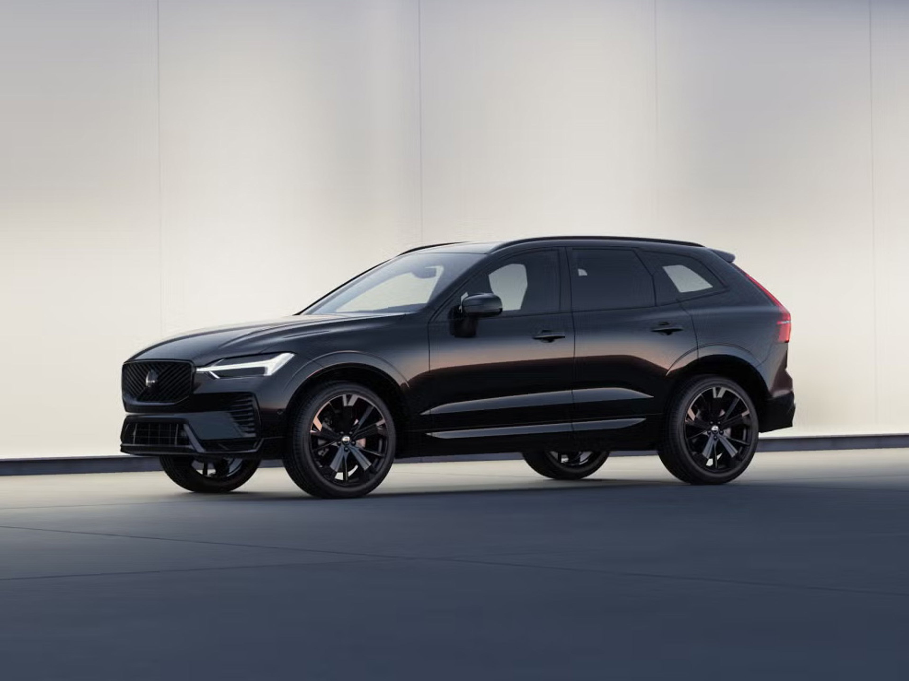 Side view XC60 mild hybrid black edition