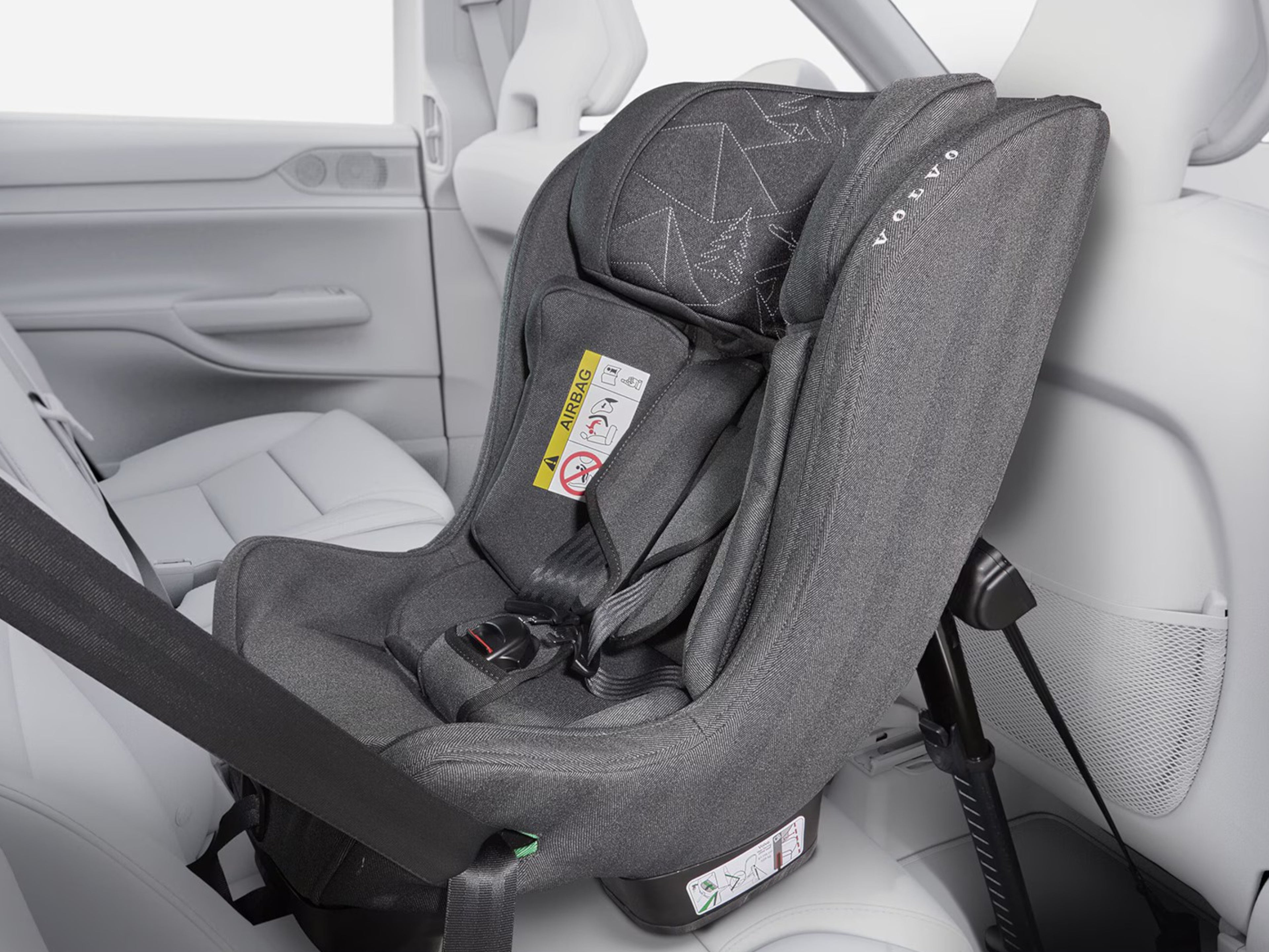 Dětská bezpečnostní sedačka Volvo orientovaná proti směru jízdy