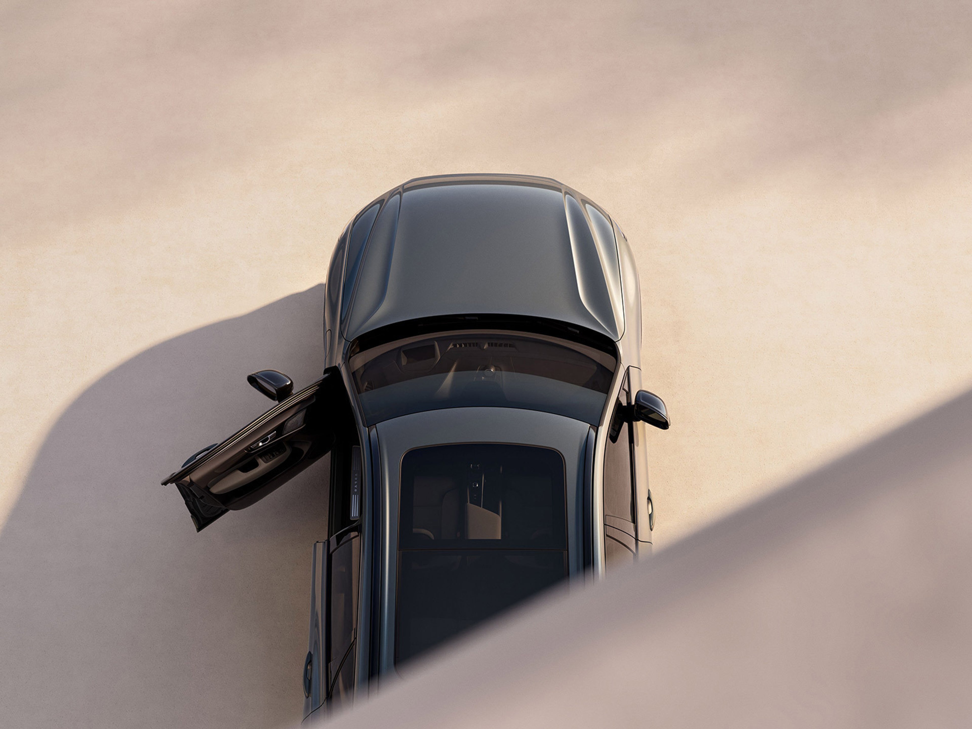 Volvo XC60 Core Nordic Edition med öppen dörr. Bilden är tagen uppifrån.