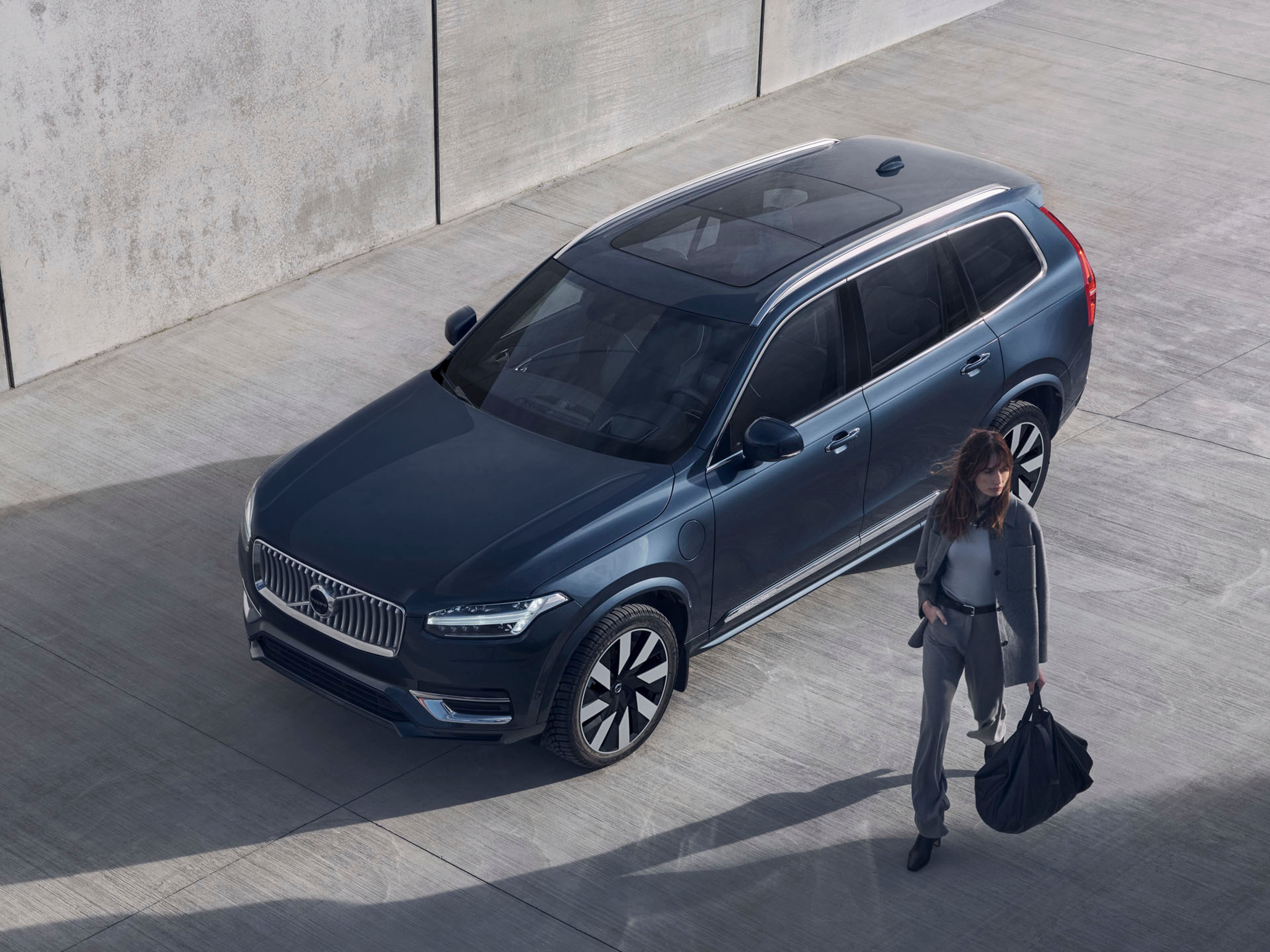 Un Volvo y una chica caminando junto a él