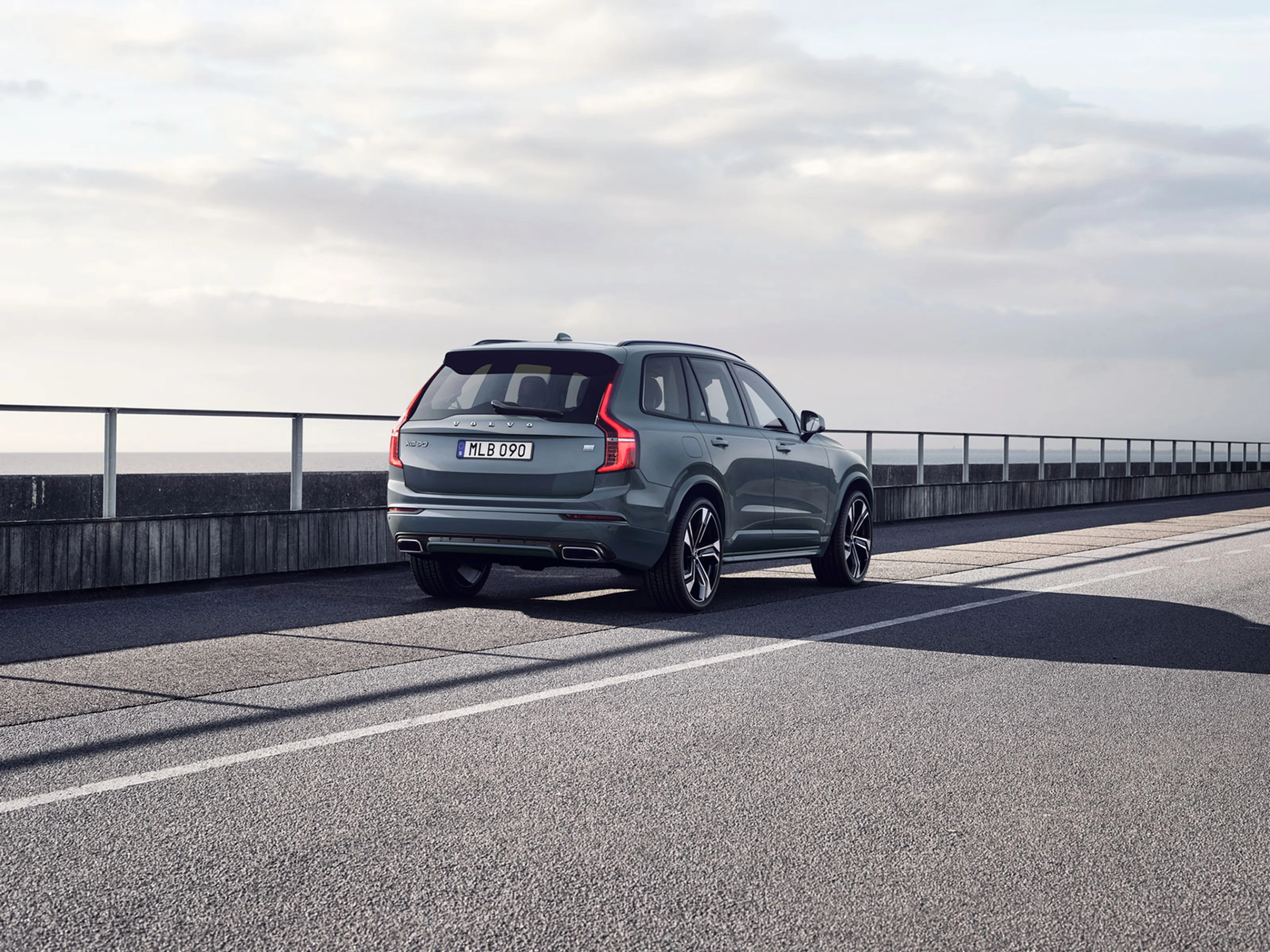 Un Volvo XC90 parcat pe marginea unei străzi.