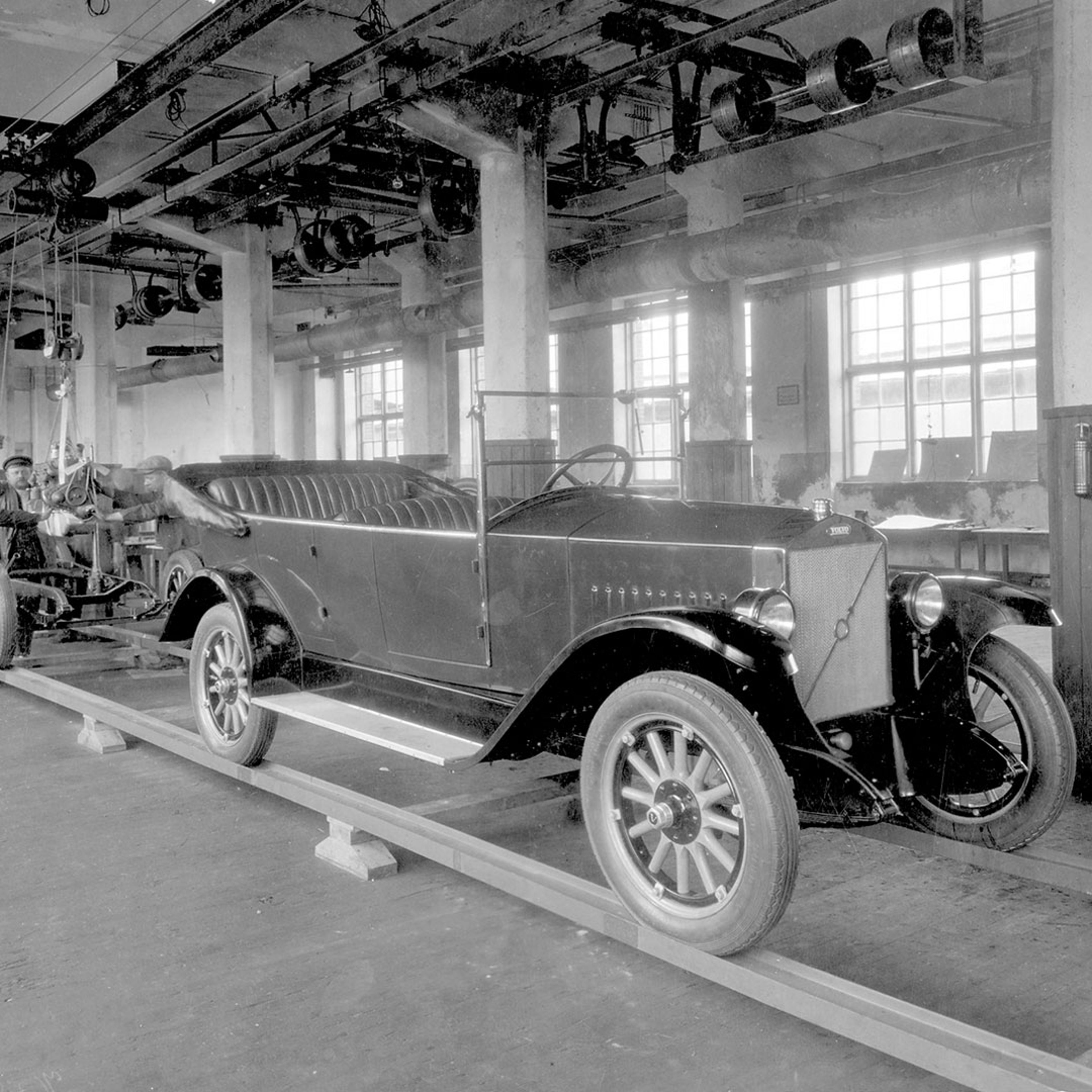 Fotografía de una fábrica de Volvo años atrás en blanco y negro