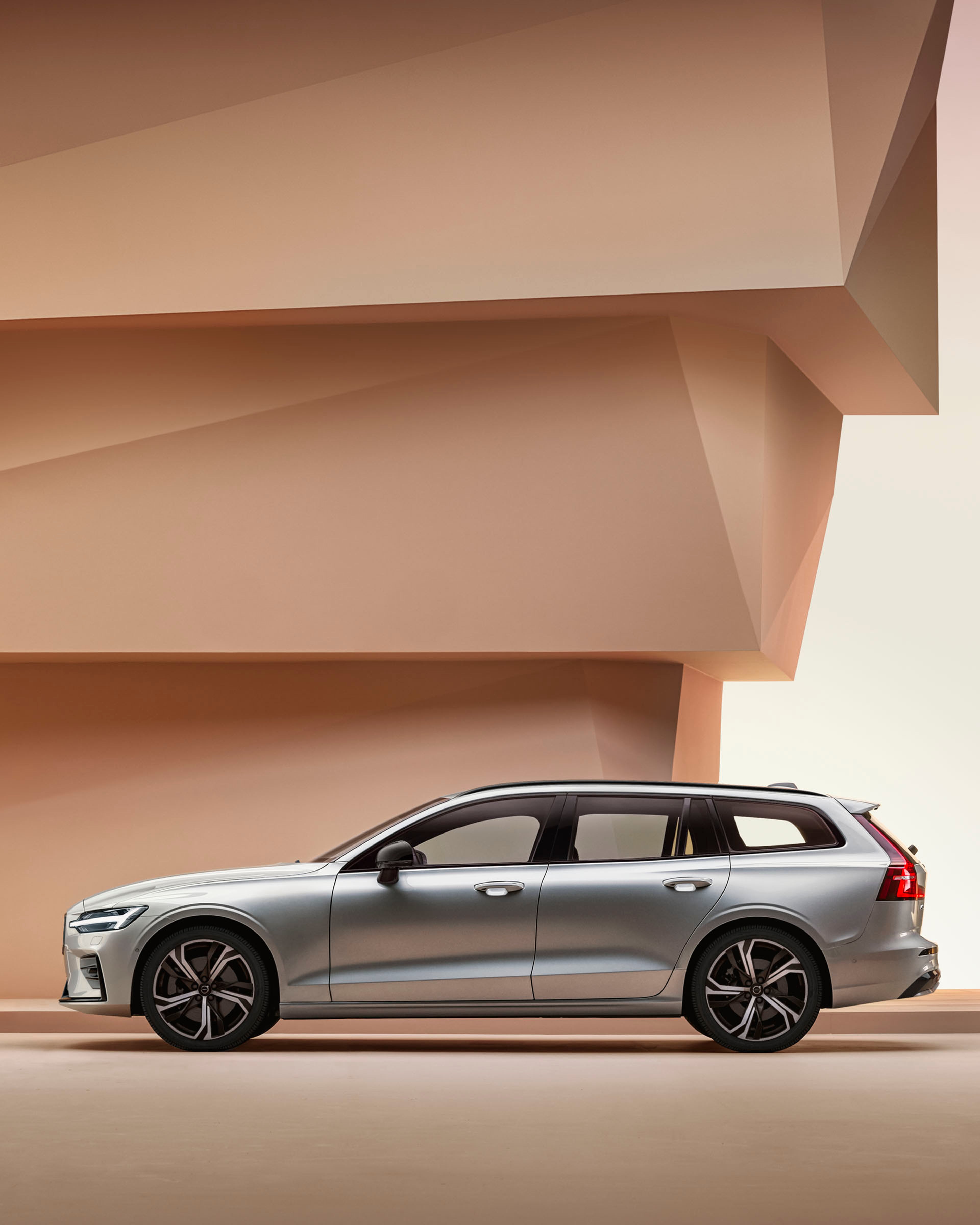 Volvo V60 mild hybrid vista lateral color plateado destacando sus llantas de aleación y sus luces LED