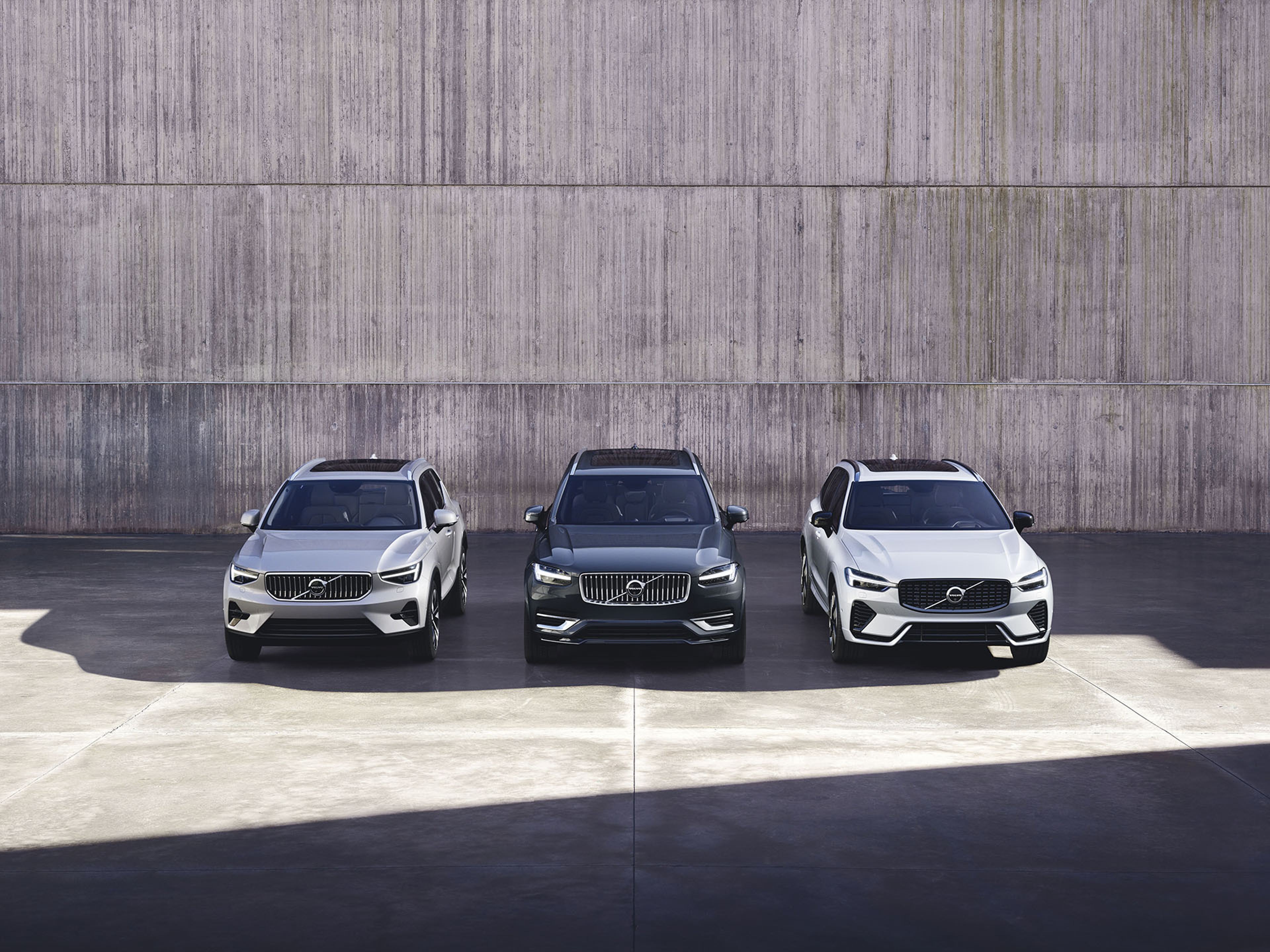gama volvo representada com três modelos estacionados em fundo cinzento