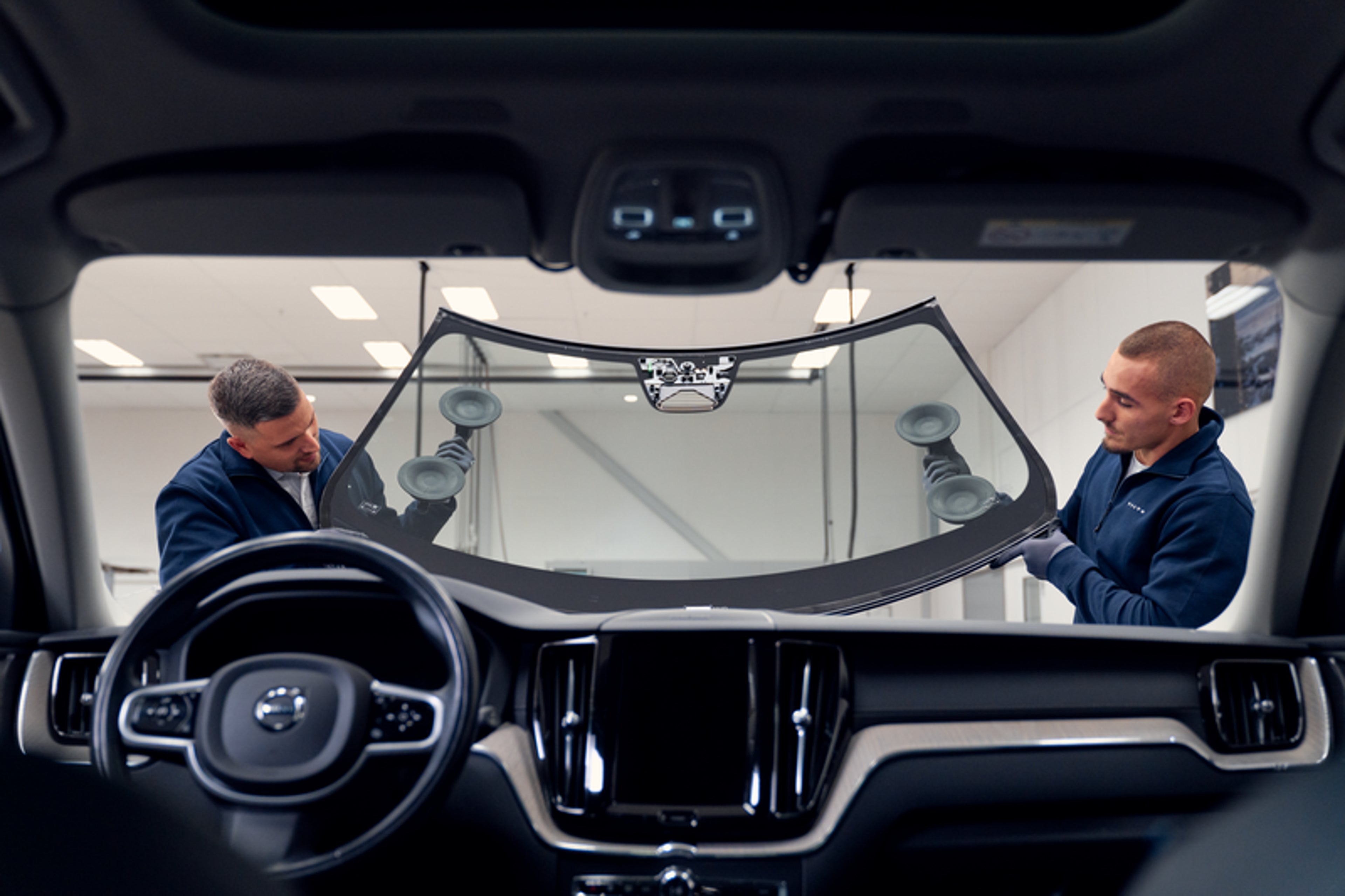 Szélvédőcsere Volvo márkaszervizben