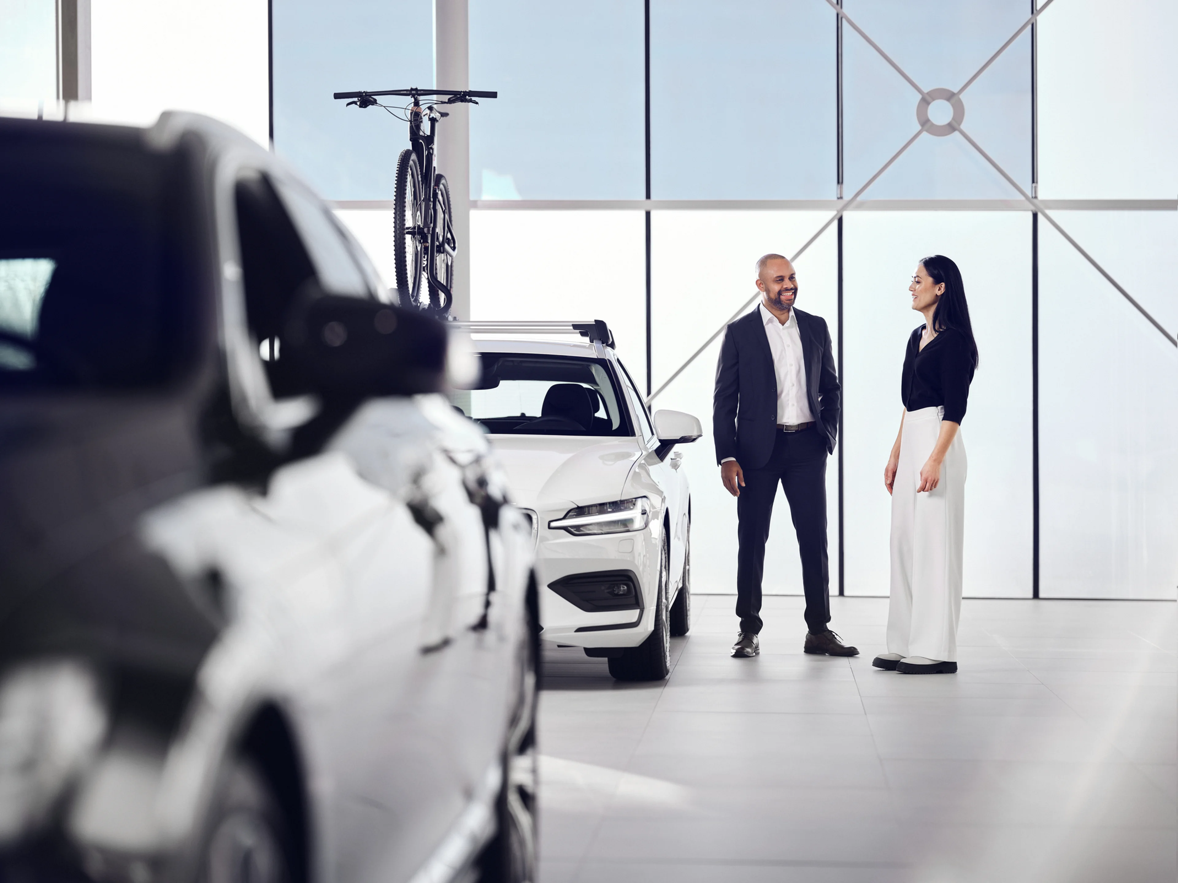 Kobieta i mężczyzna obok Volvo w salonie