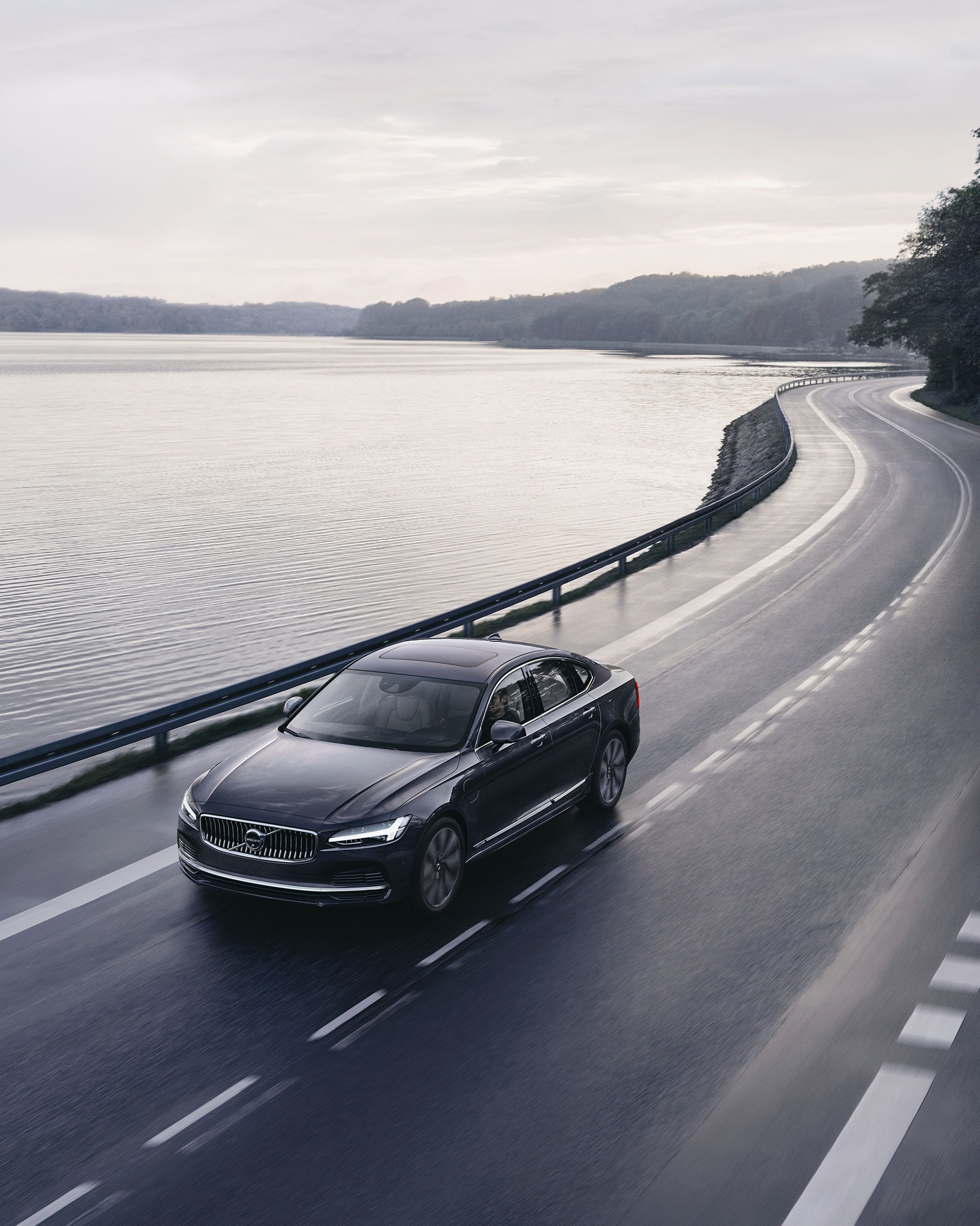 Ένα μαύρο Volvo S90 σε παραλιακό δρόμο