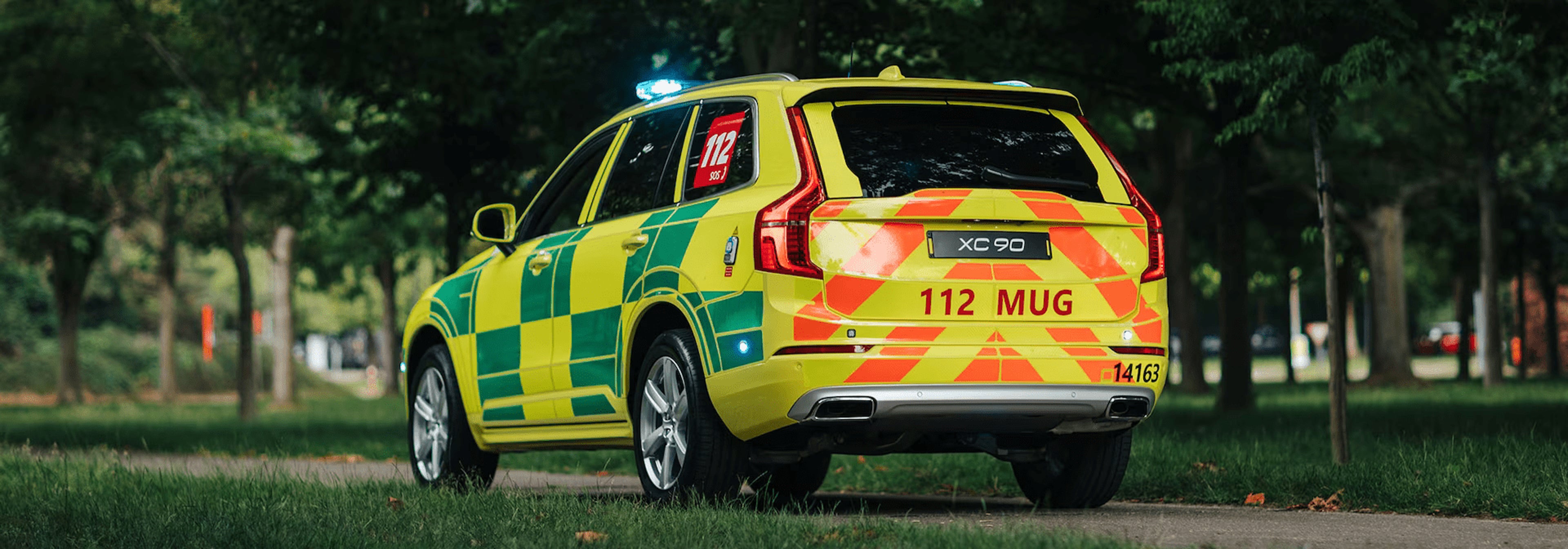 Voiture Volvo de secours jaune et verte vue de trois quart