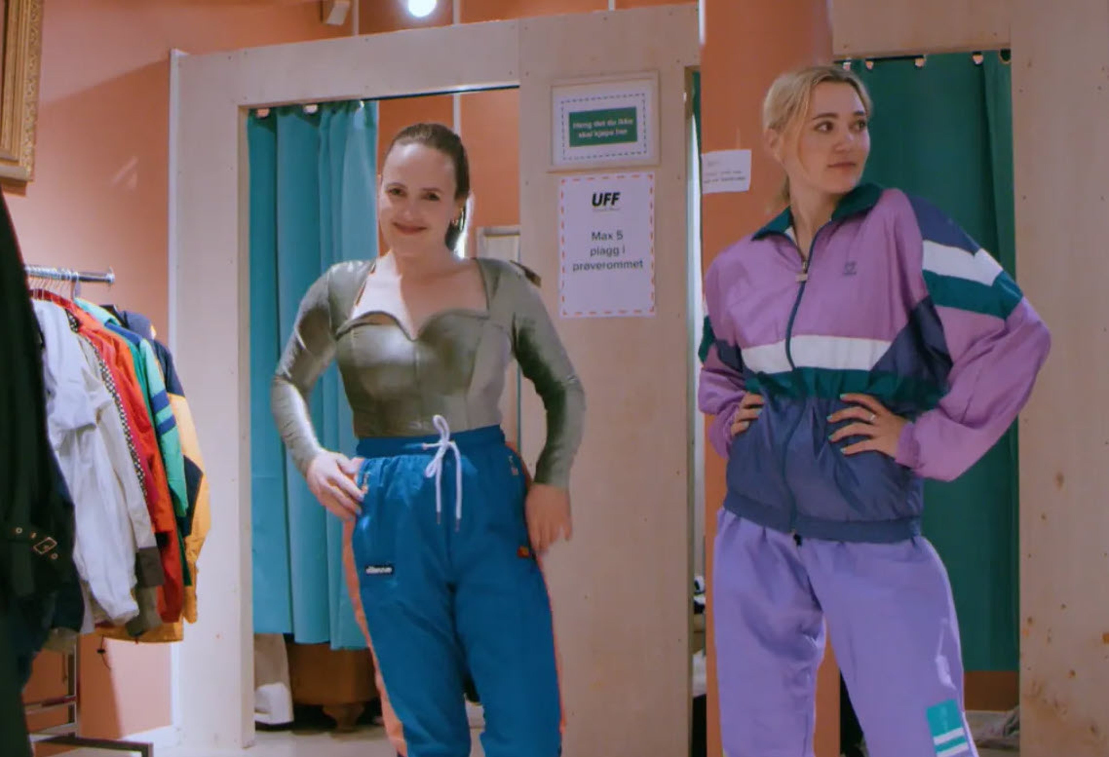 2 jenter som prøver retro klær