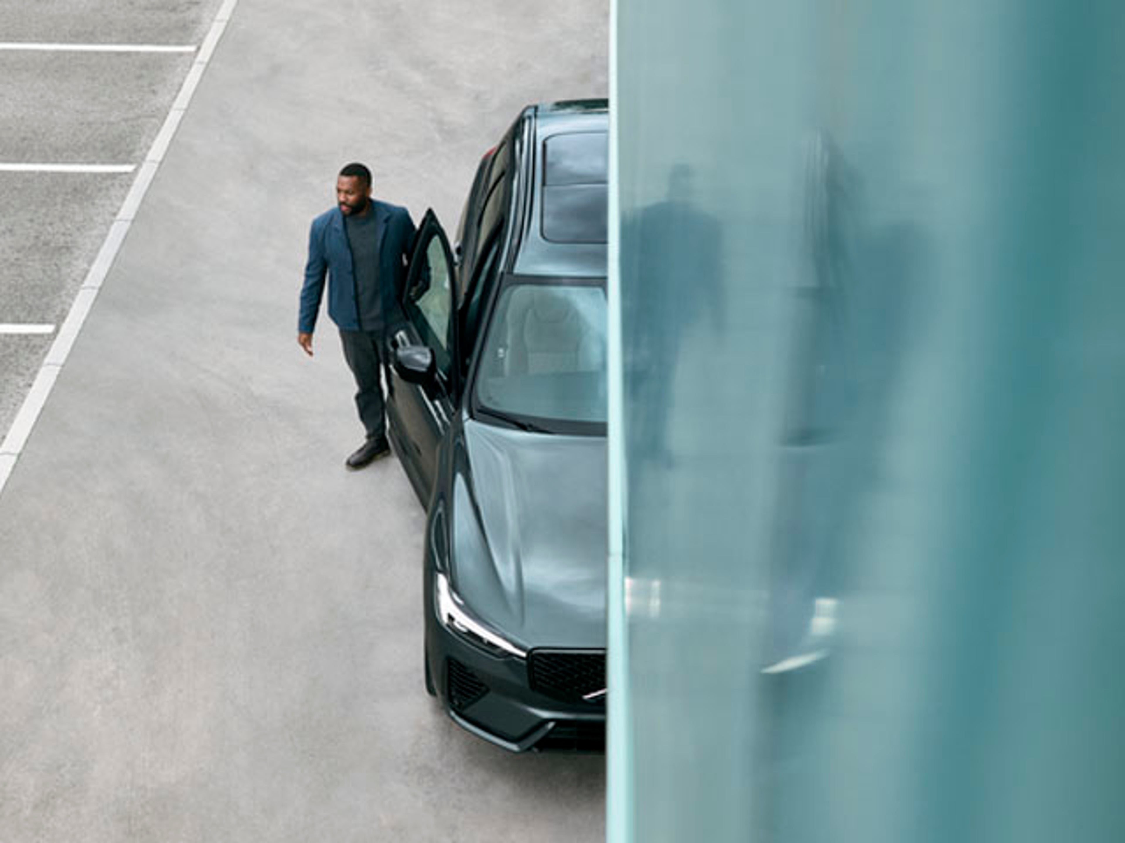 Un hombre entrando a un Volvo XC60