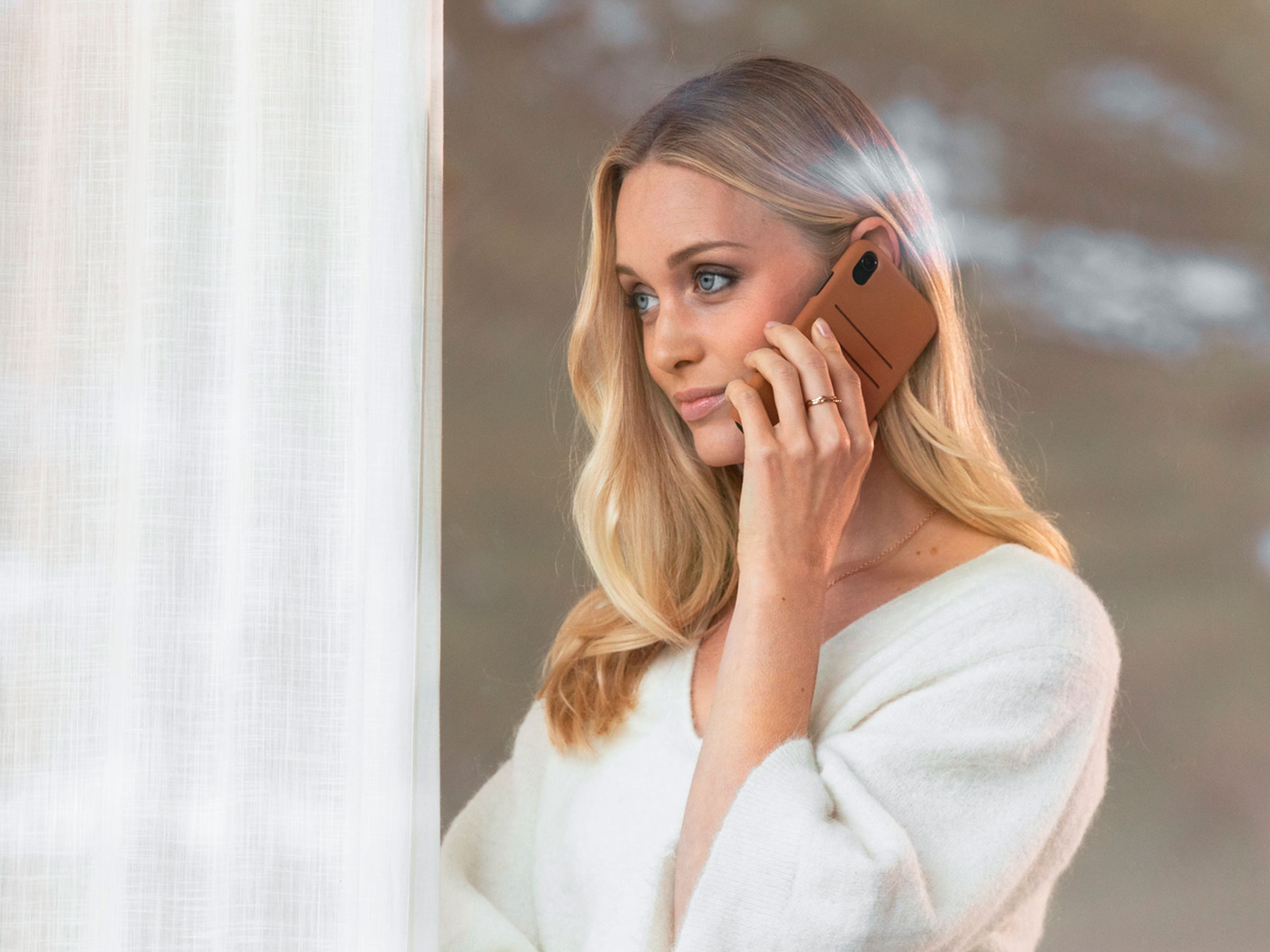 Una mujer al teléfono