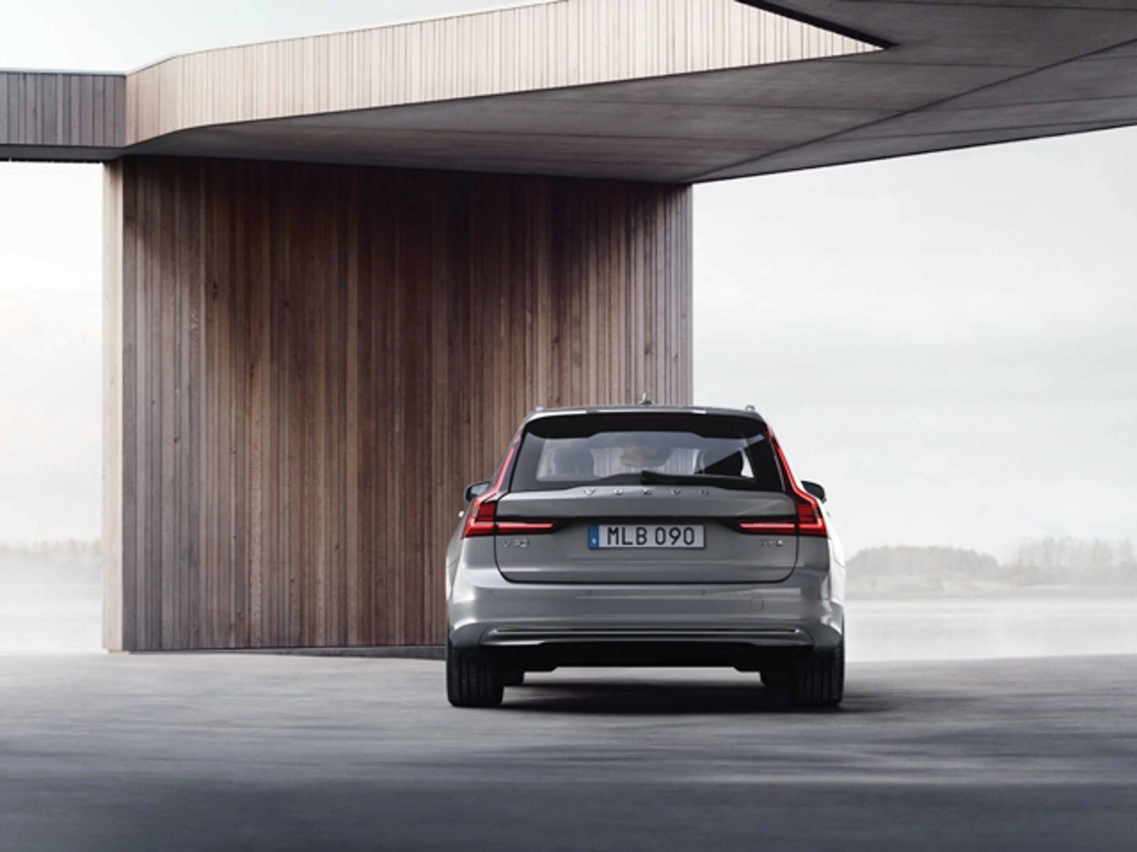 Silvrig Volvo V90 bakifrån
