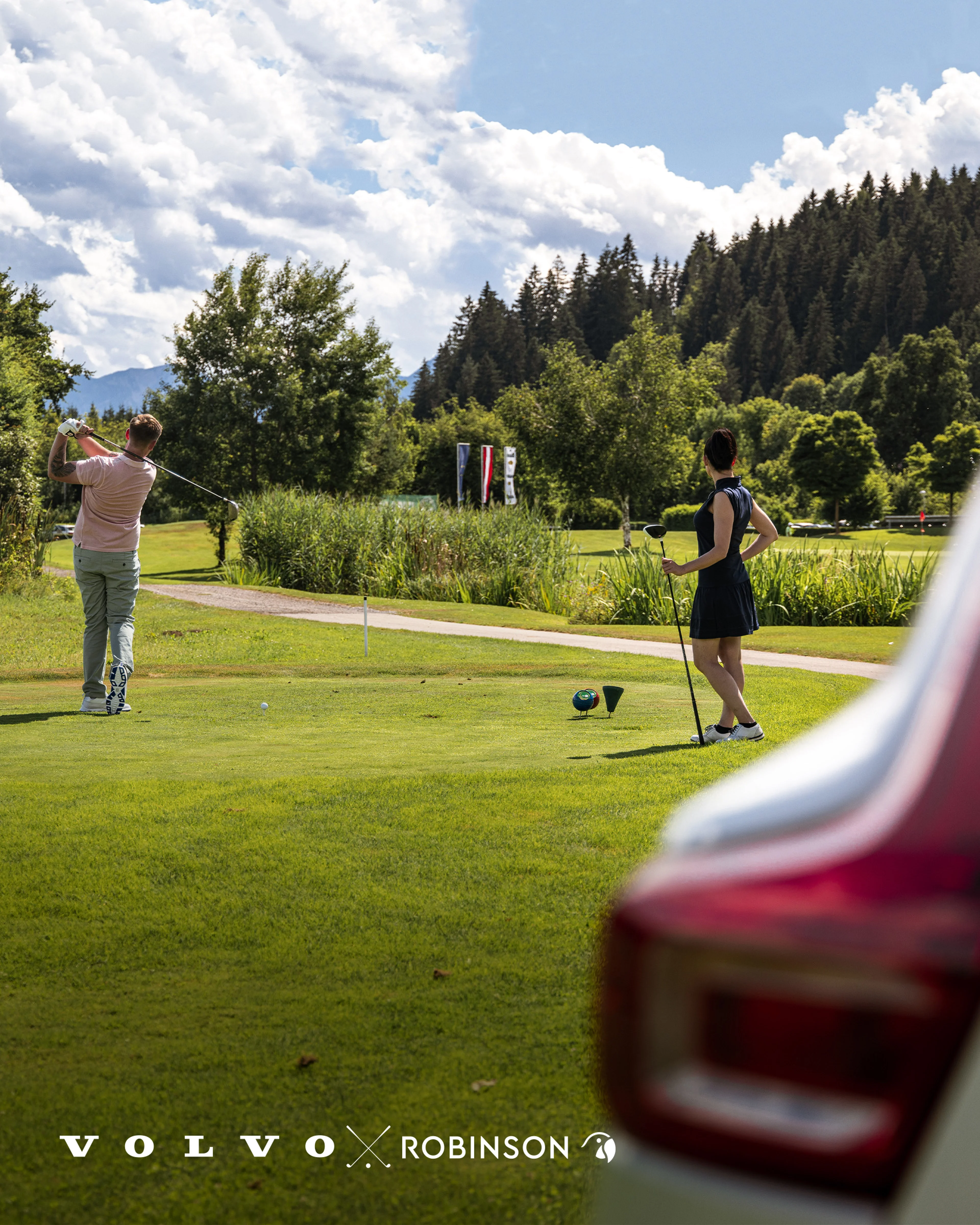Zwei Golfer:innen auf dem Golfplatz.