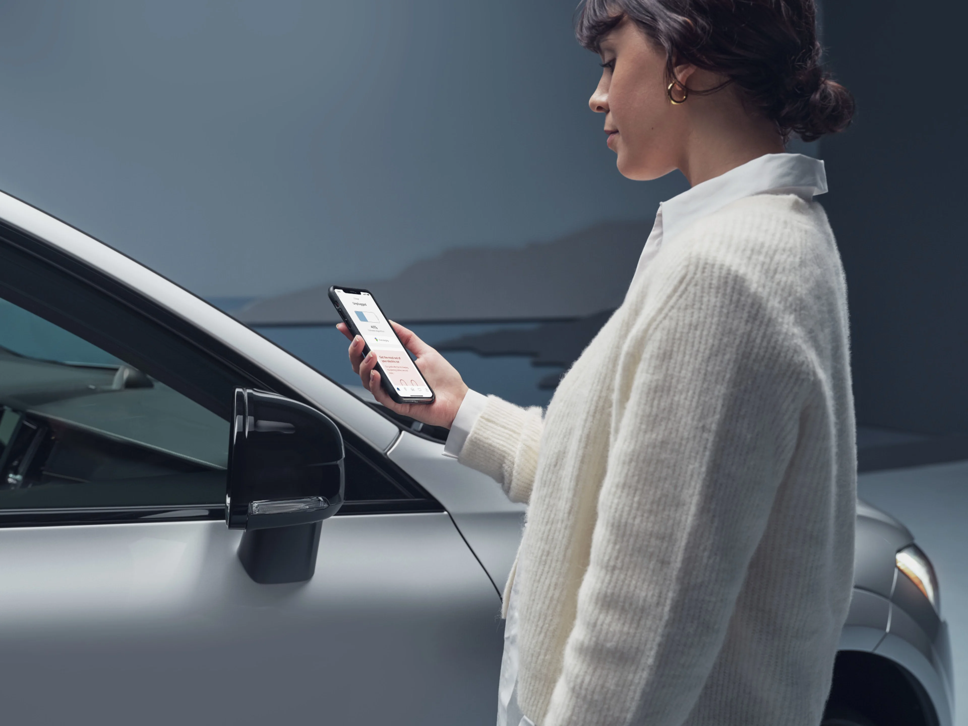 Eine Frau konfiguriert ihren Volvo per Smartphone
