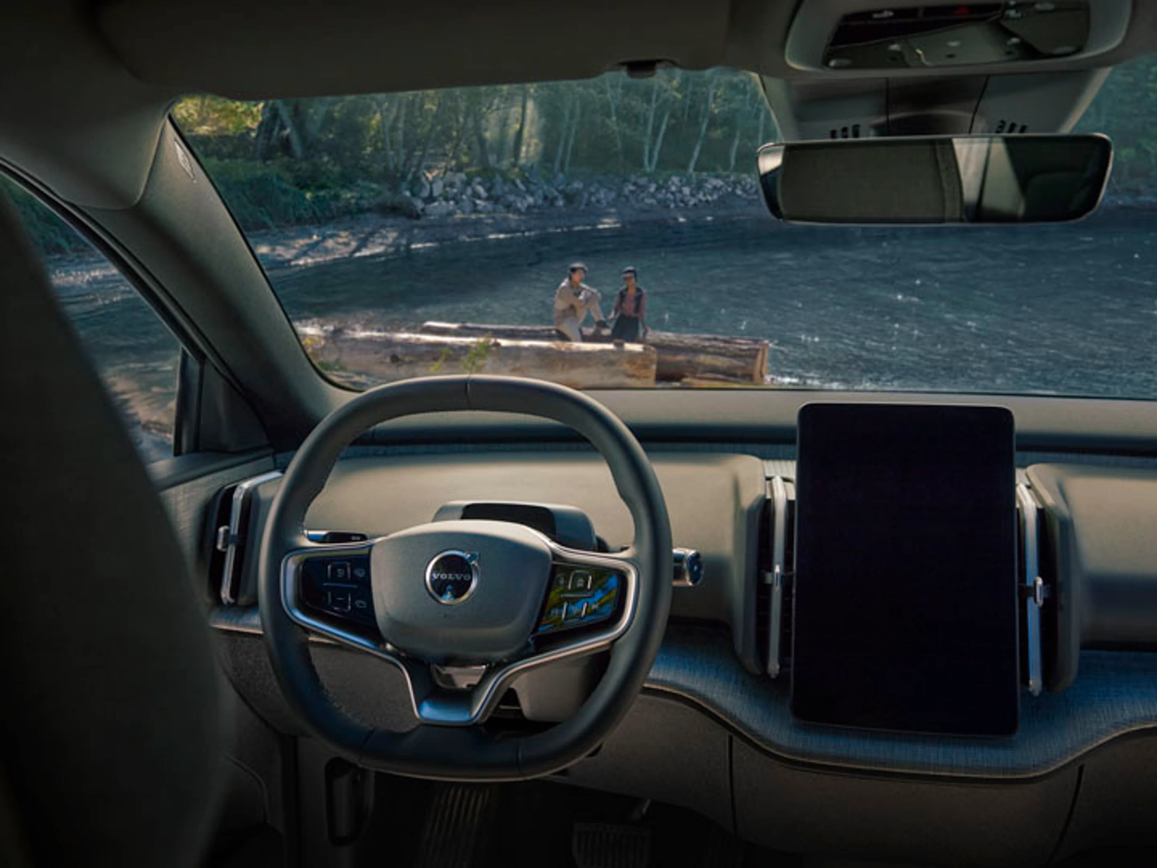 Interior del habitáculo de un Volvo EX30 eléctrico con el salpicadero la pantalla central y el volante