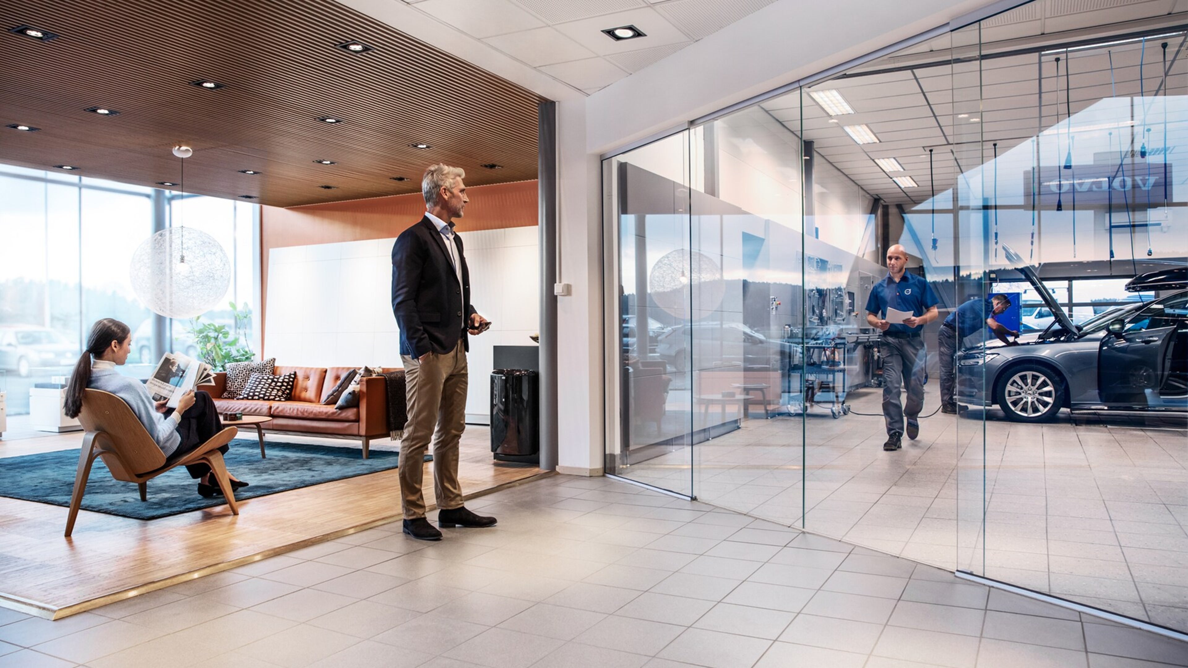 Egy férfi egy Volvo márkaszervizben