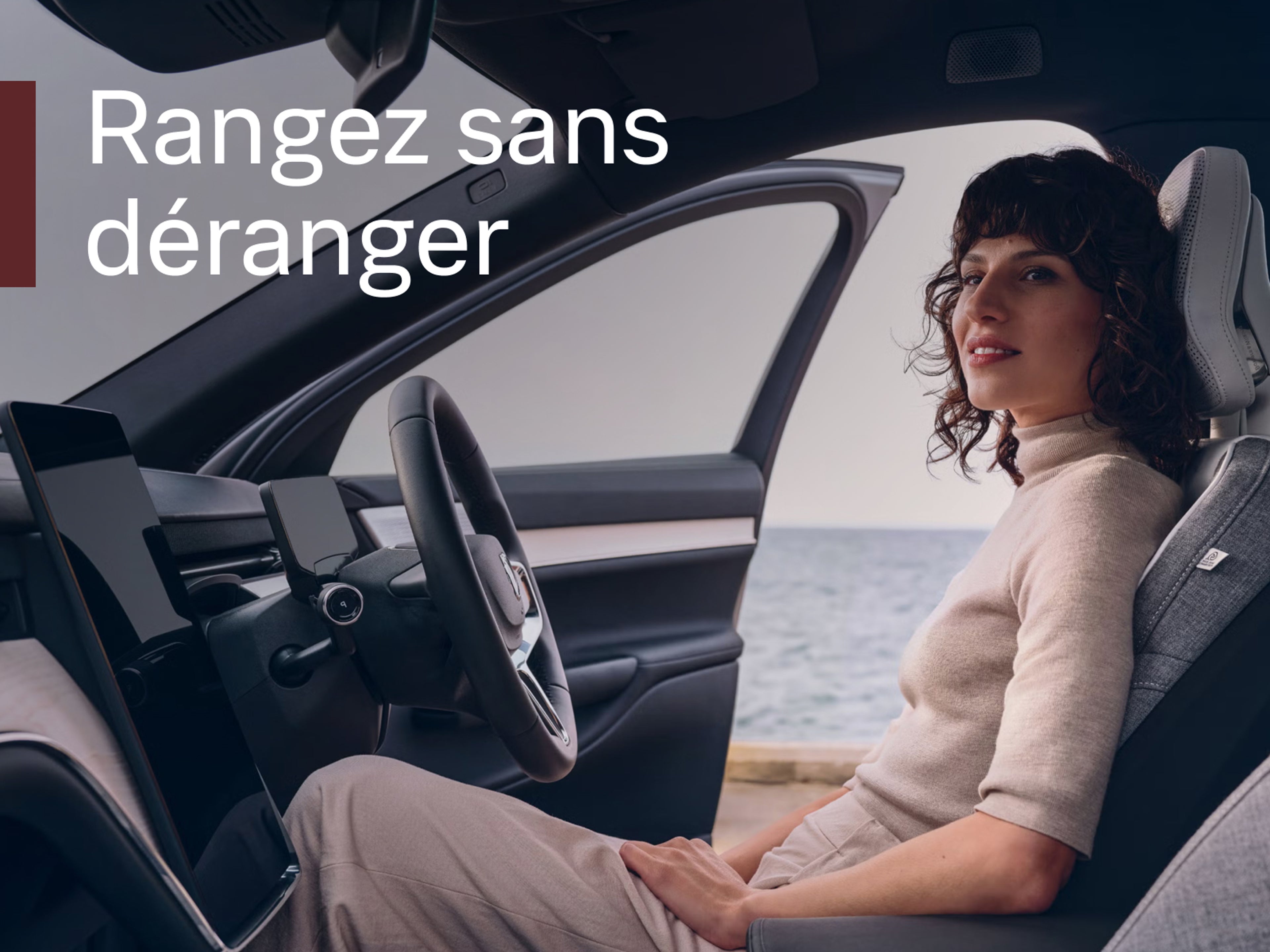 Une femme est assise détendue dans une Volvo bien rangée, la porte ouverte, avec un texte blanc au premier plan : Rangez sans déranger.