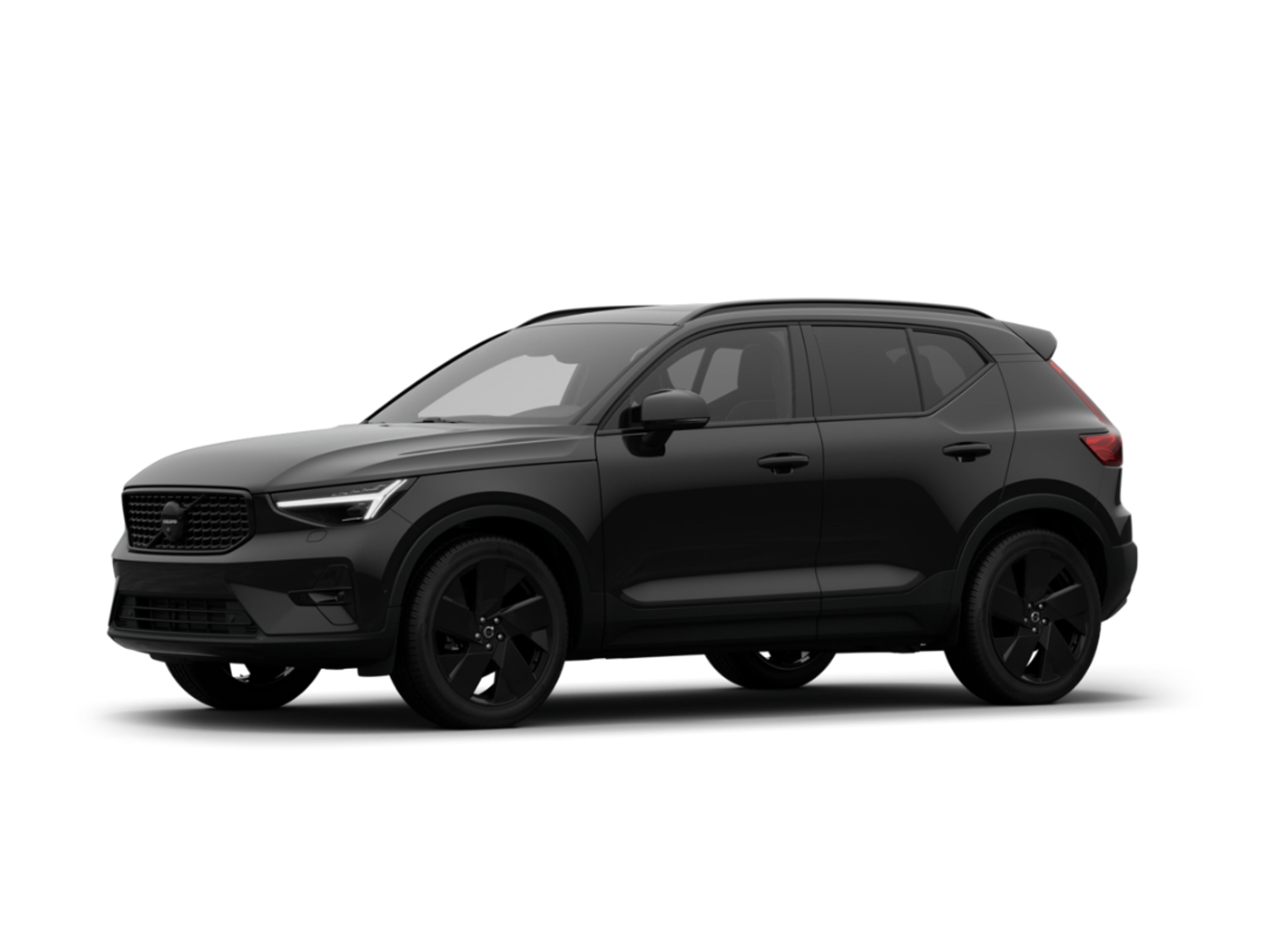 Crni Volvo XC40 u studijskom okruženju, prikazan iz bočnog profila uz kontrastnu crno-bijelu pozadinu i minimalno osvjetljenje.
