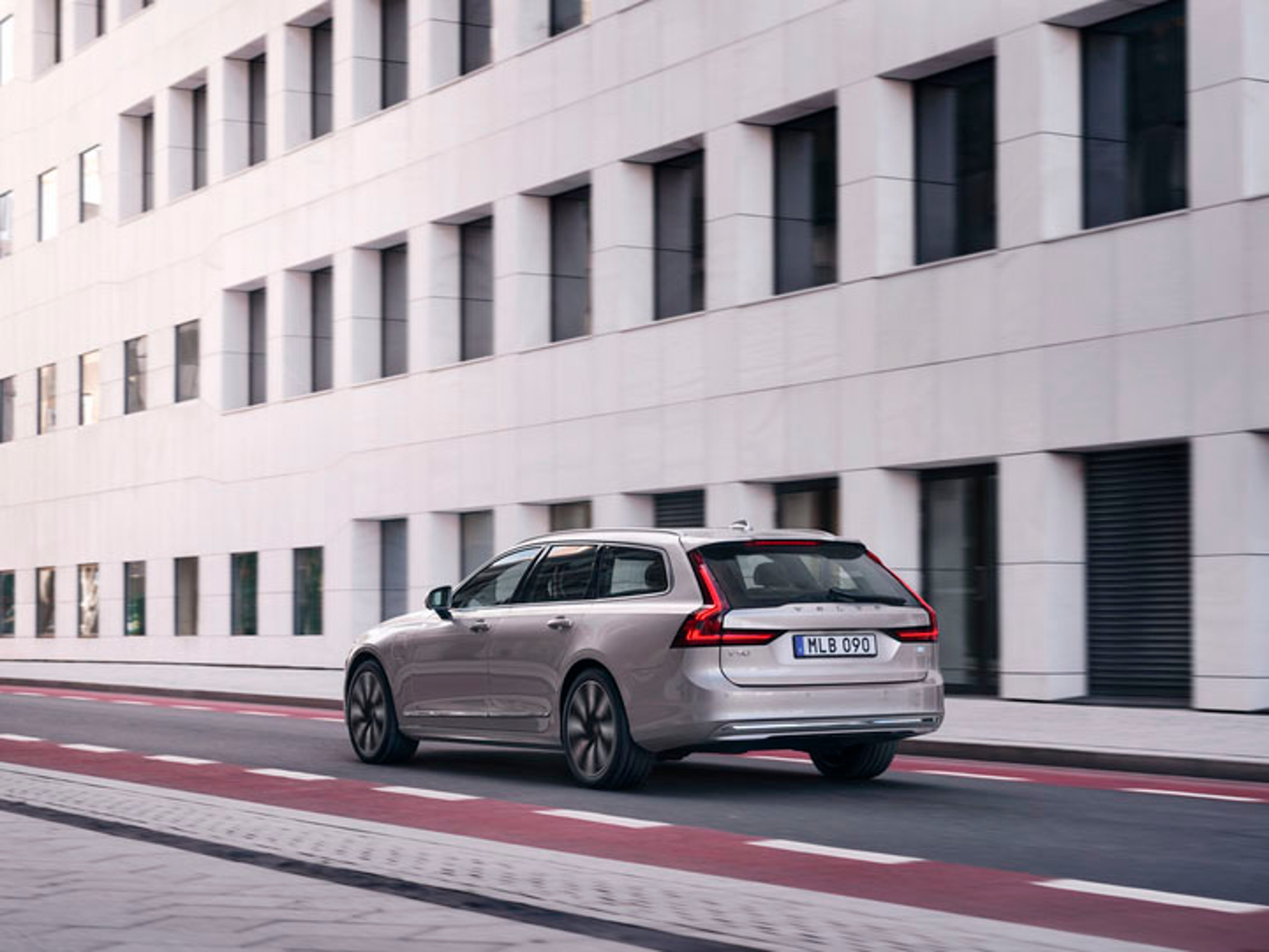 Volvo V90 atravesando la ciudad