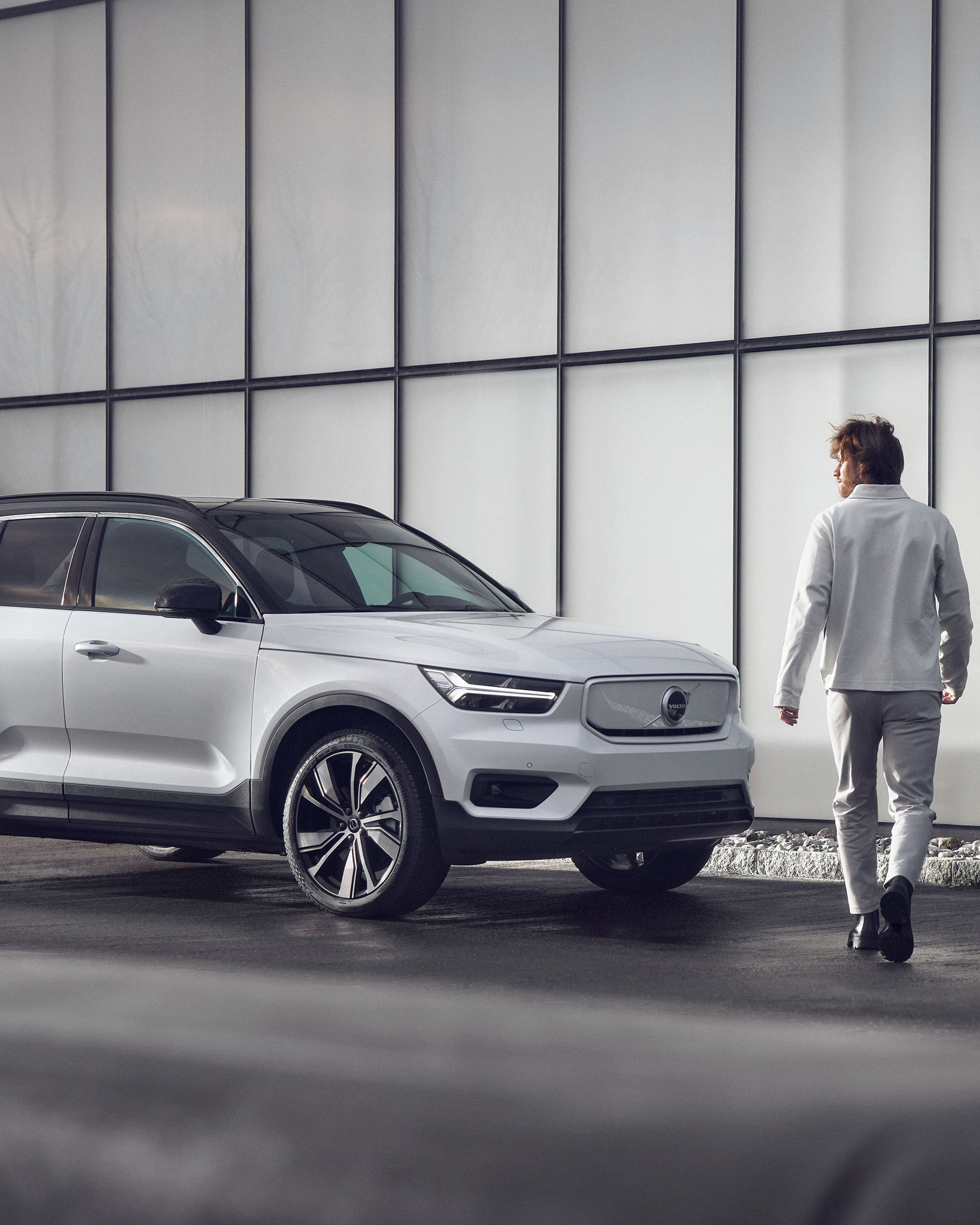 Man walks towards XC40 Recharge