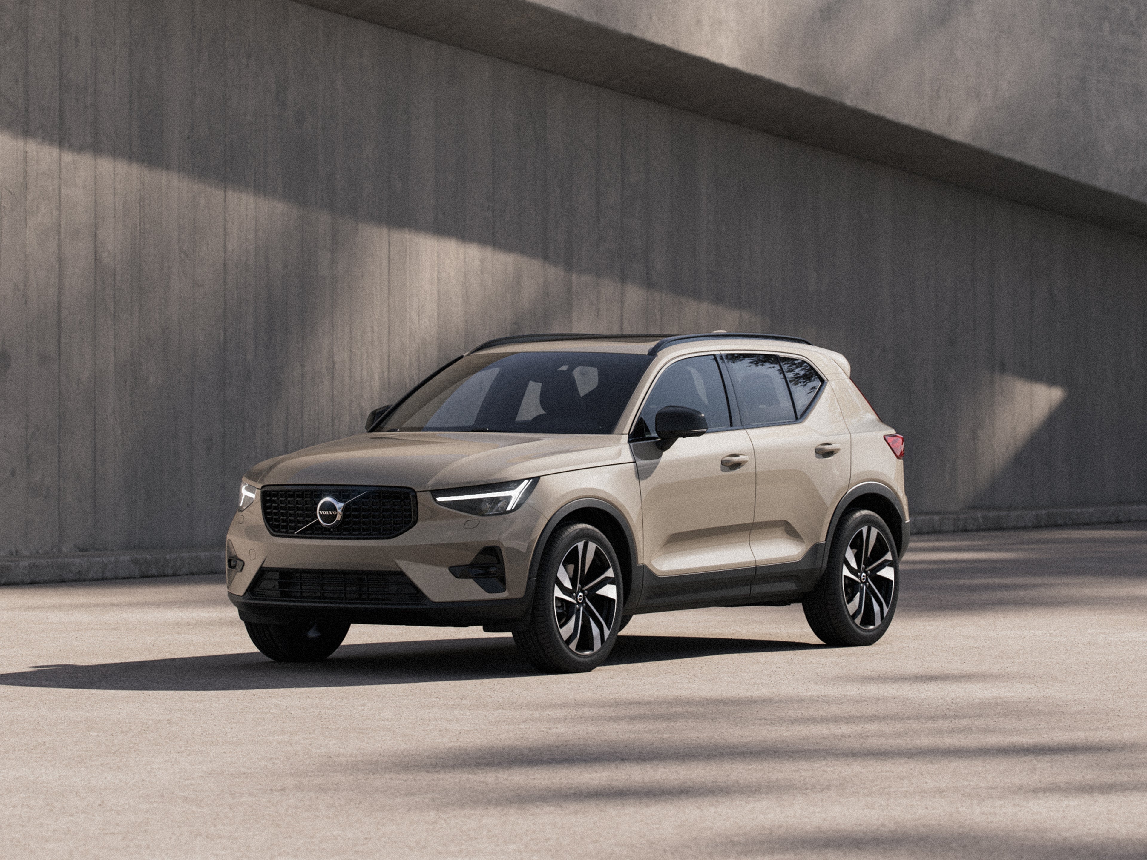 Homokszínű XC40 első oldalsó nézete.