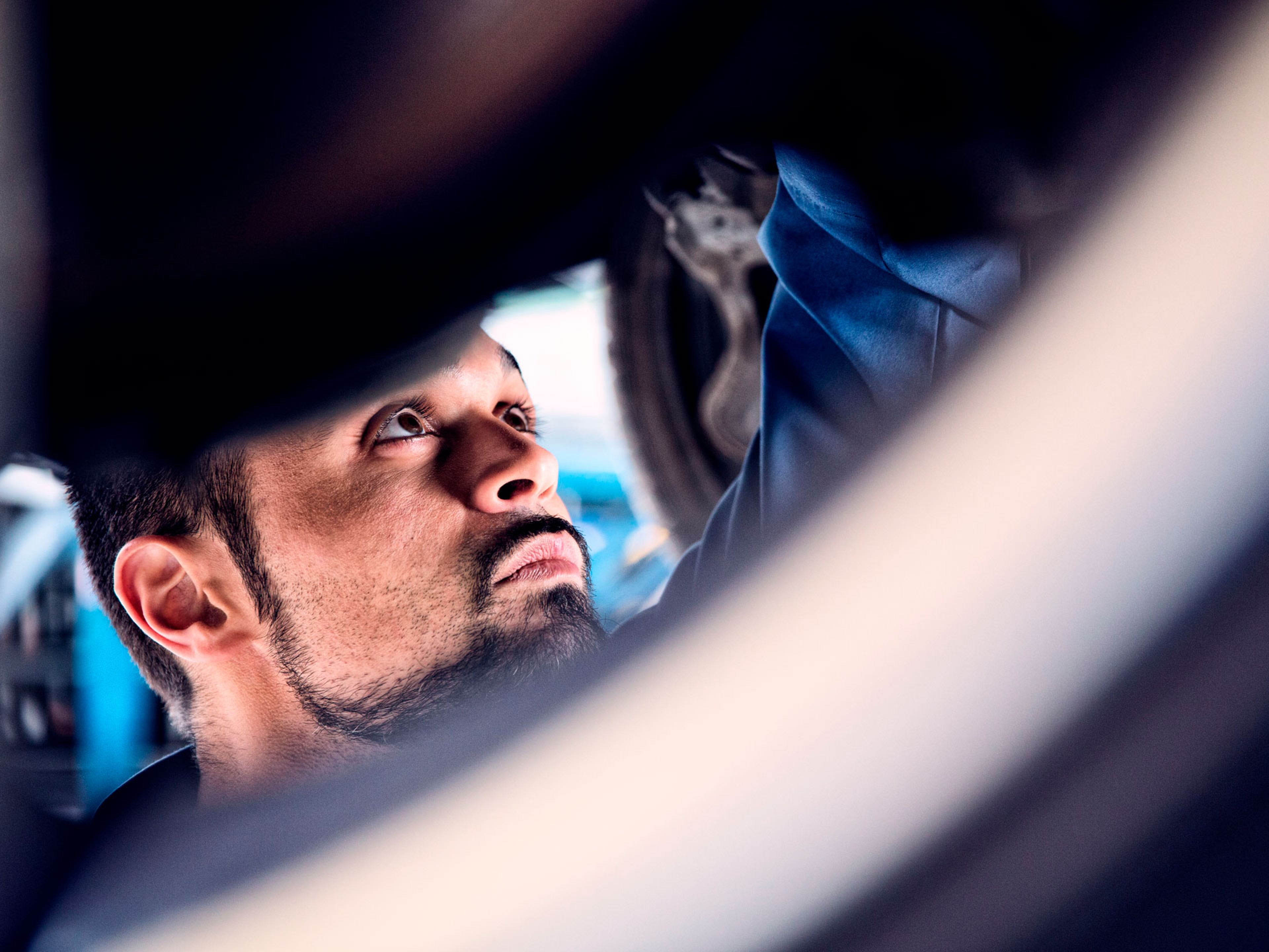 Un técnico Volvo dando servicio a un carro