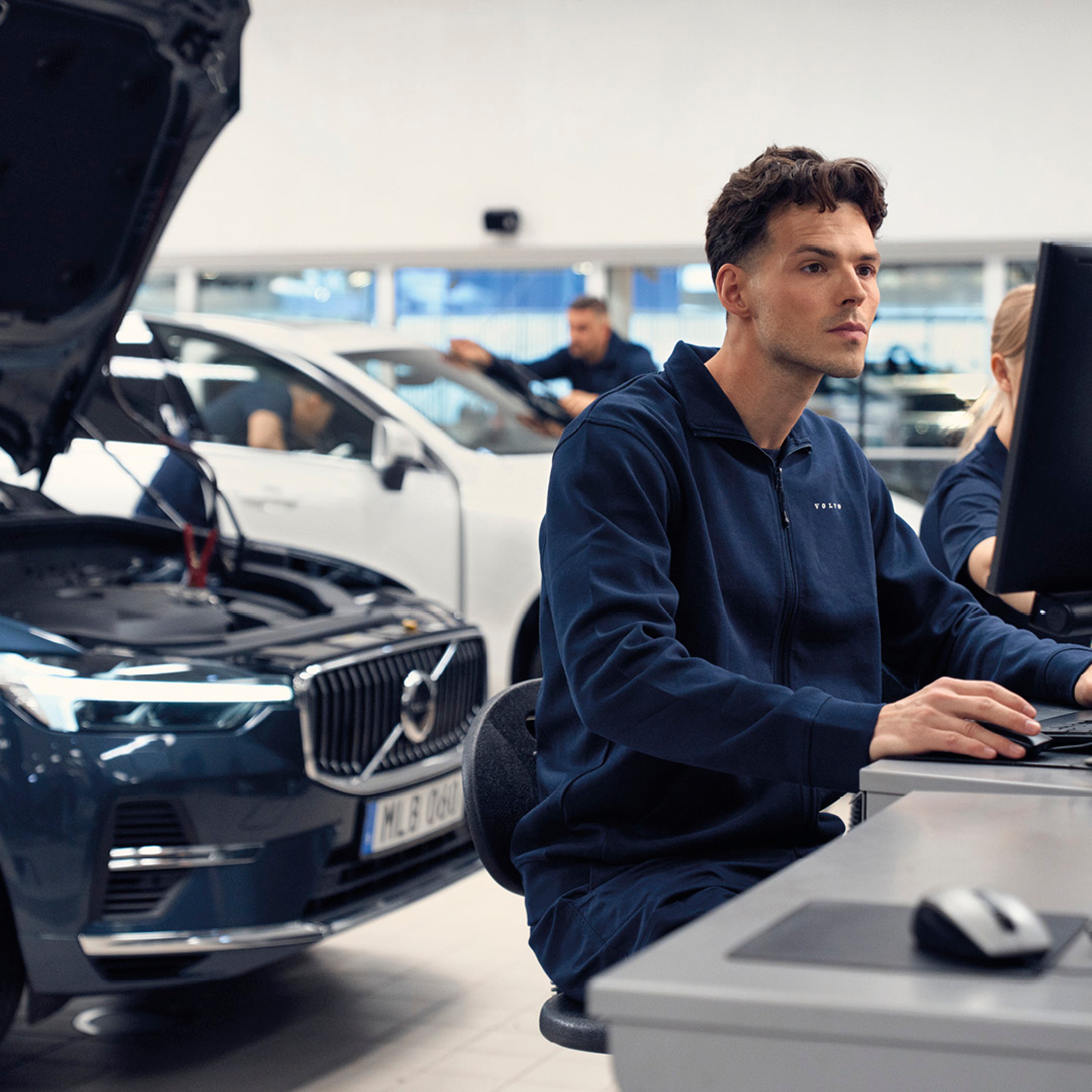 Pracownik serwisu Volvo