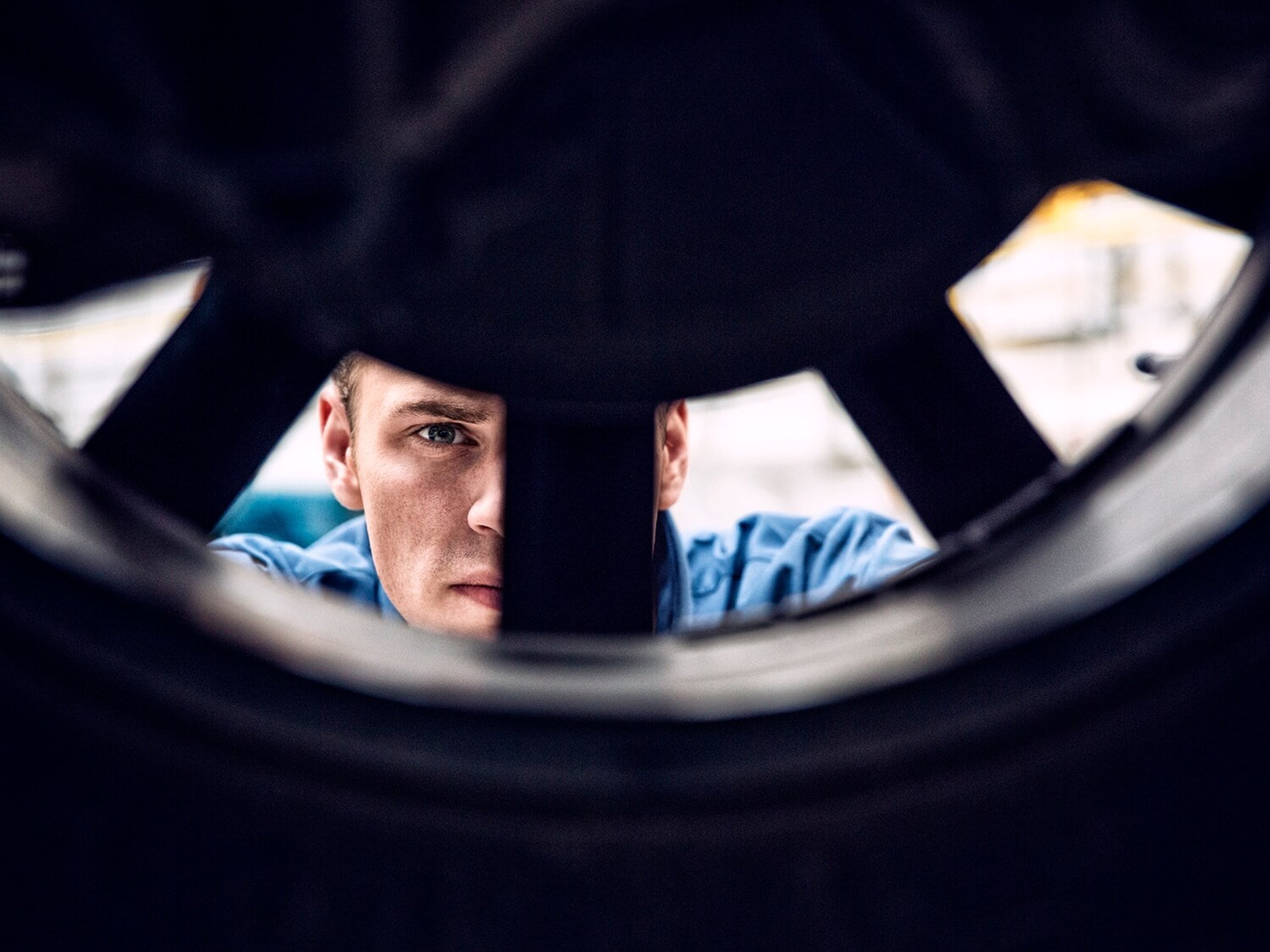 Egy férfi néz egy keréktárcsán keresztül