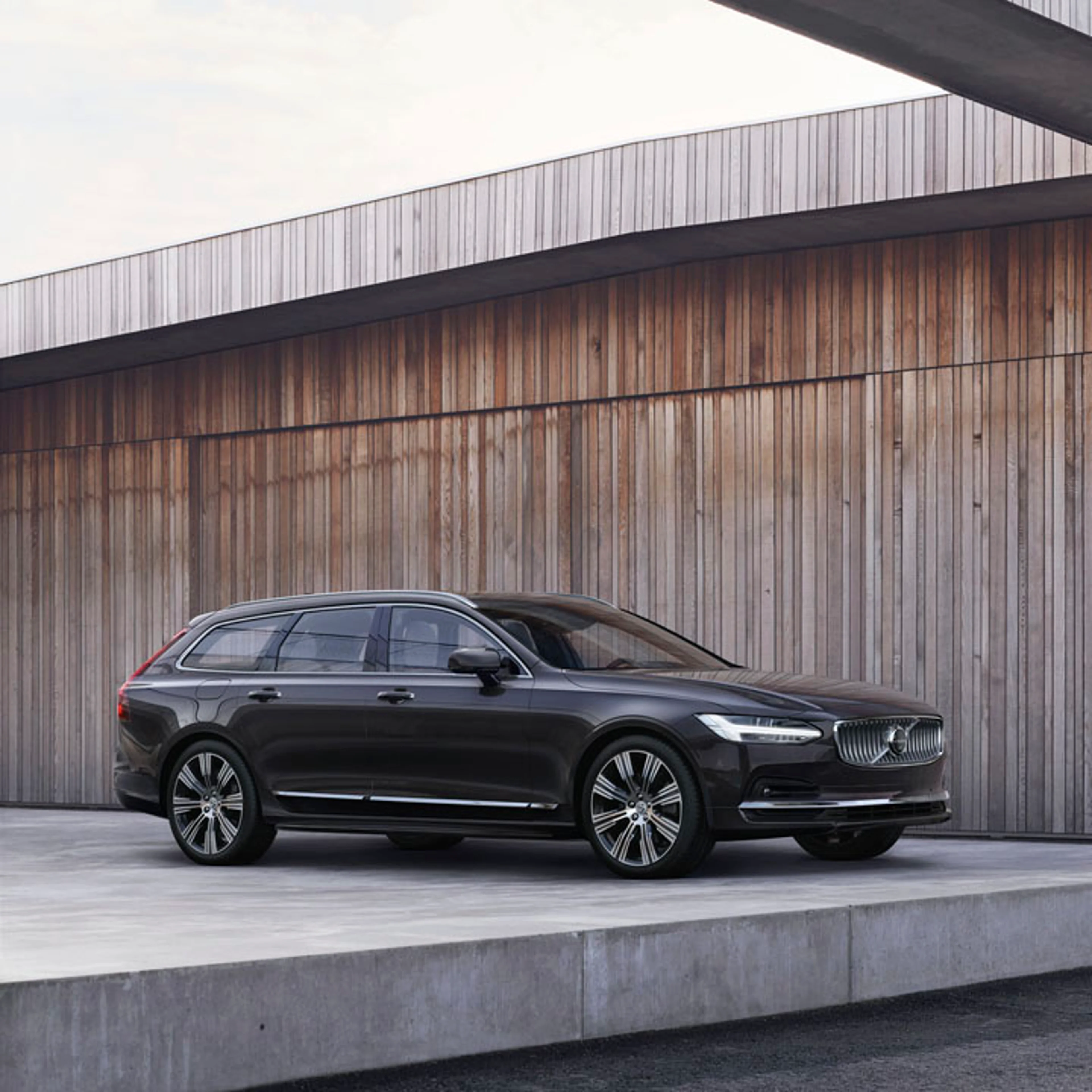 Volvo V90 color oscuro vista lateral