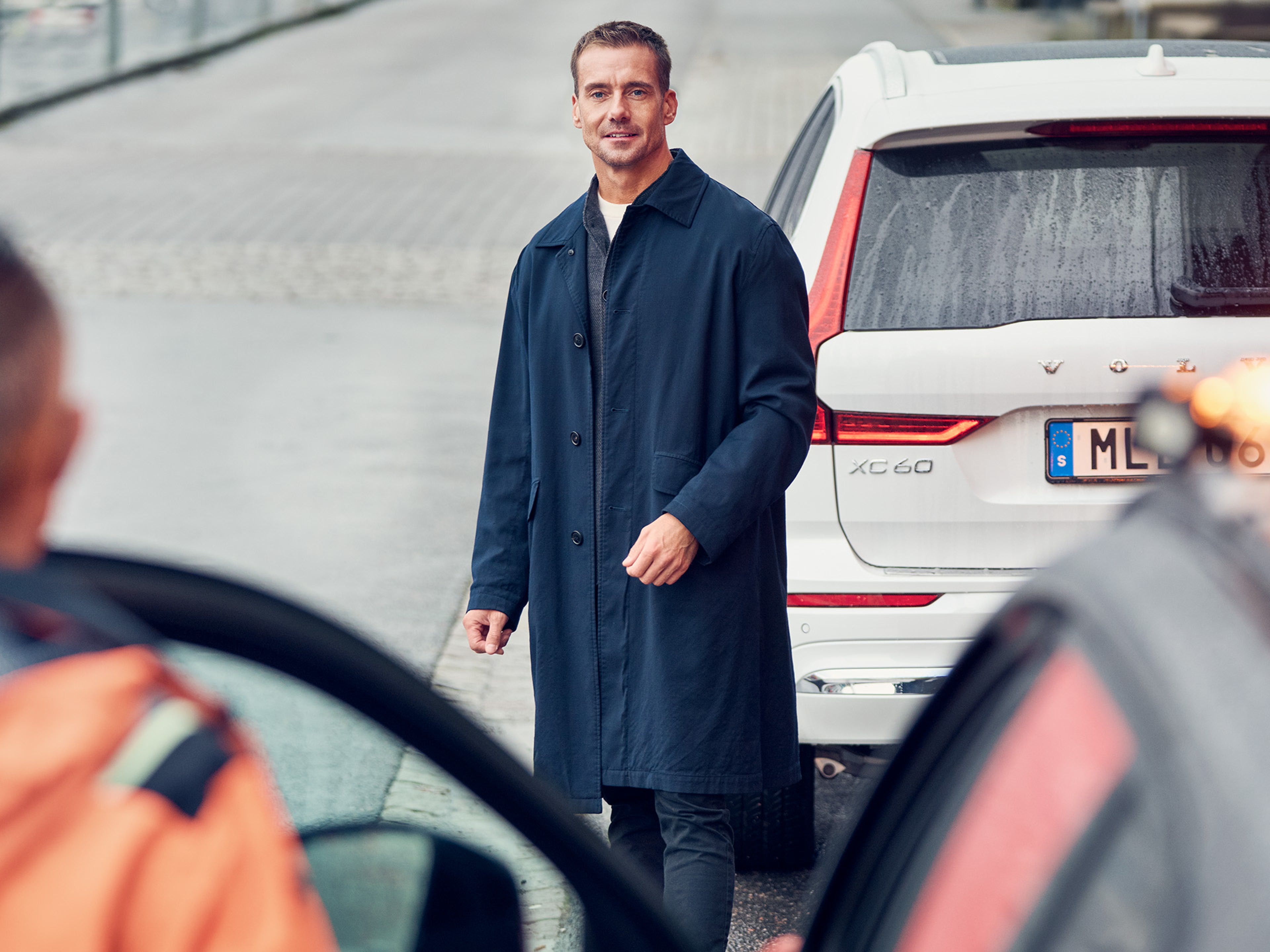 Técnico ao lado de um XC60 branco a prestar auxilio