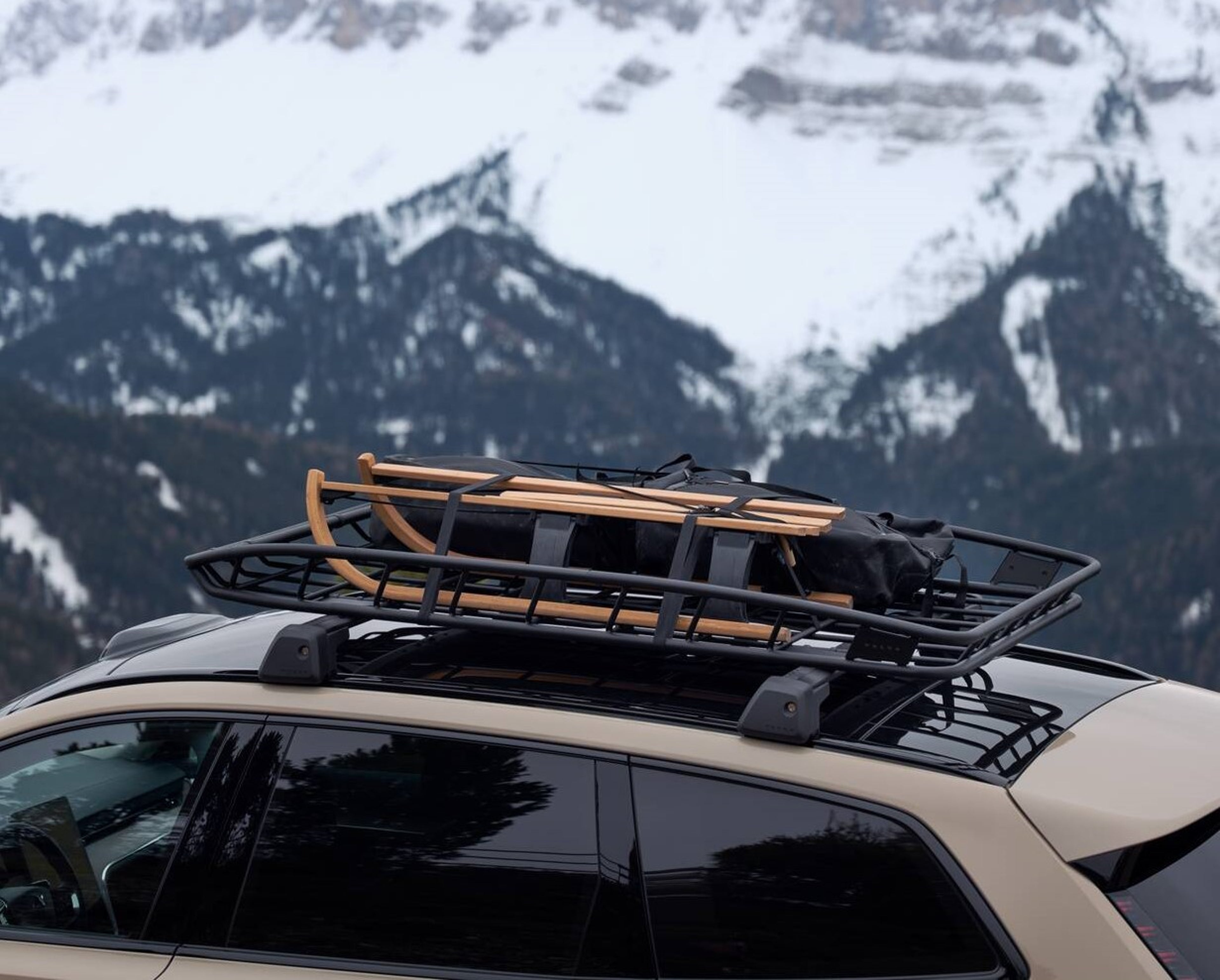 Lastkorg på taket till en Volvo EX90.