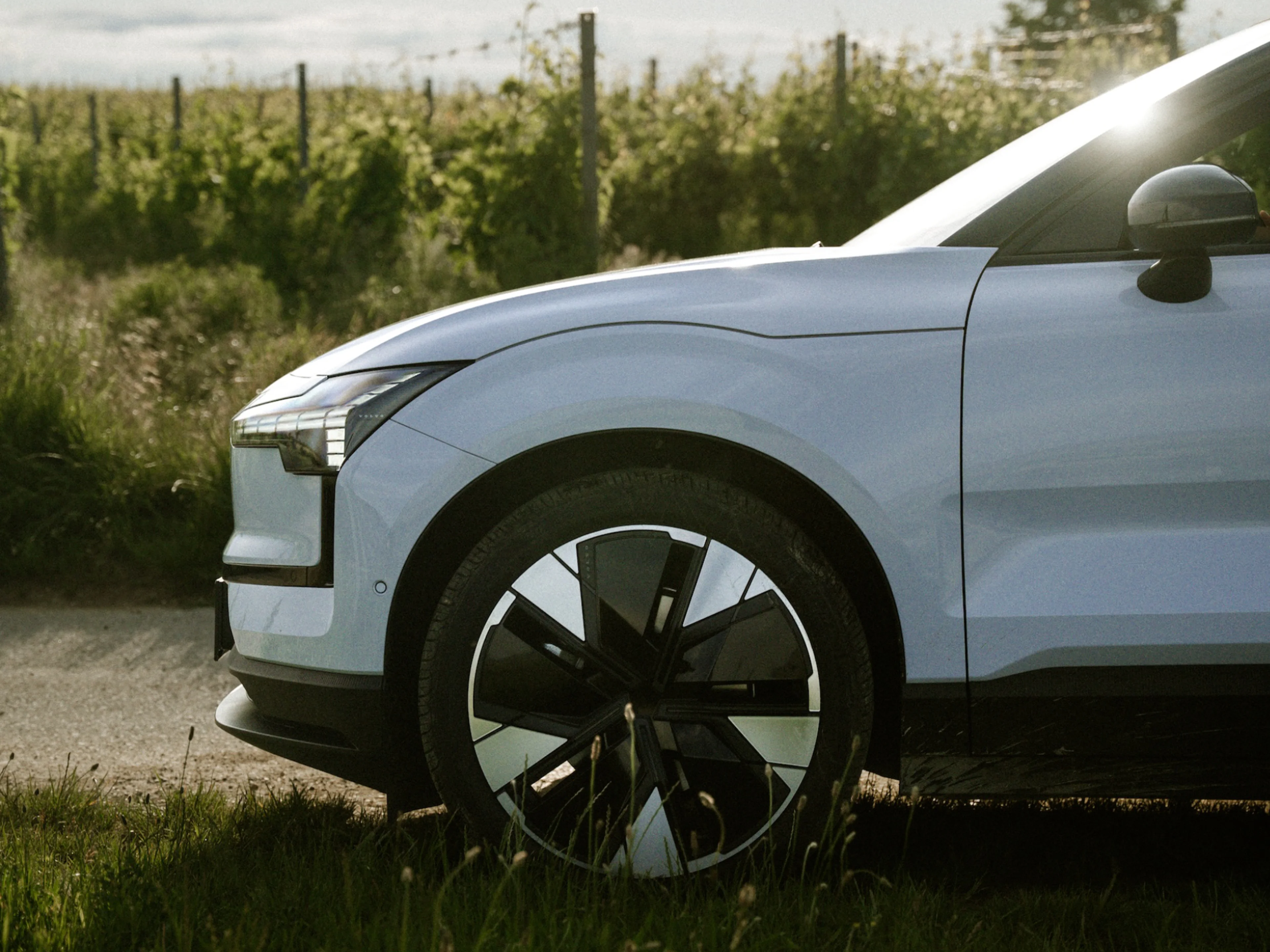 Kühleransicht eines Volvo EX30 inklusive Felge.