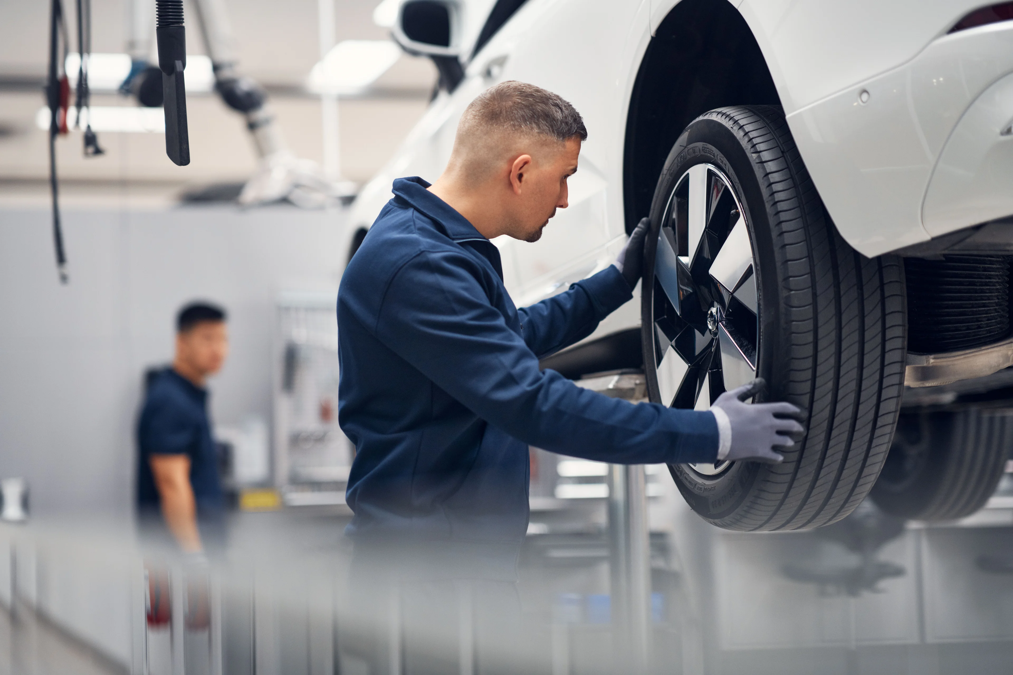 Monteur die onderhoud doet aan een witte Volvo