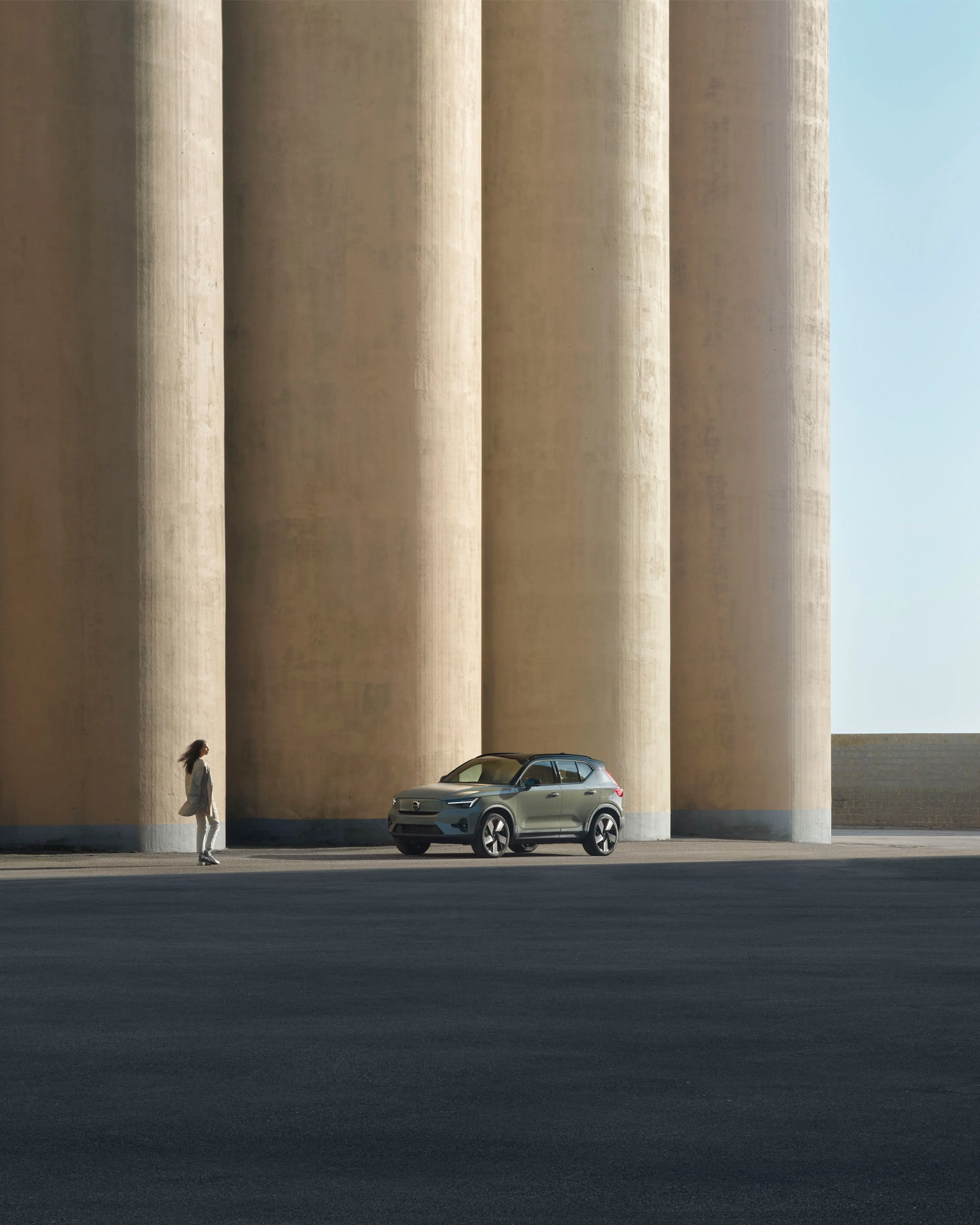 Volvo XC40 y detrás unas columnas y una mujer acercándose