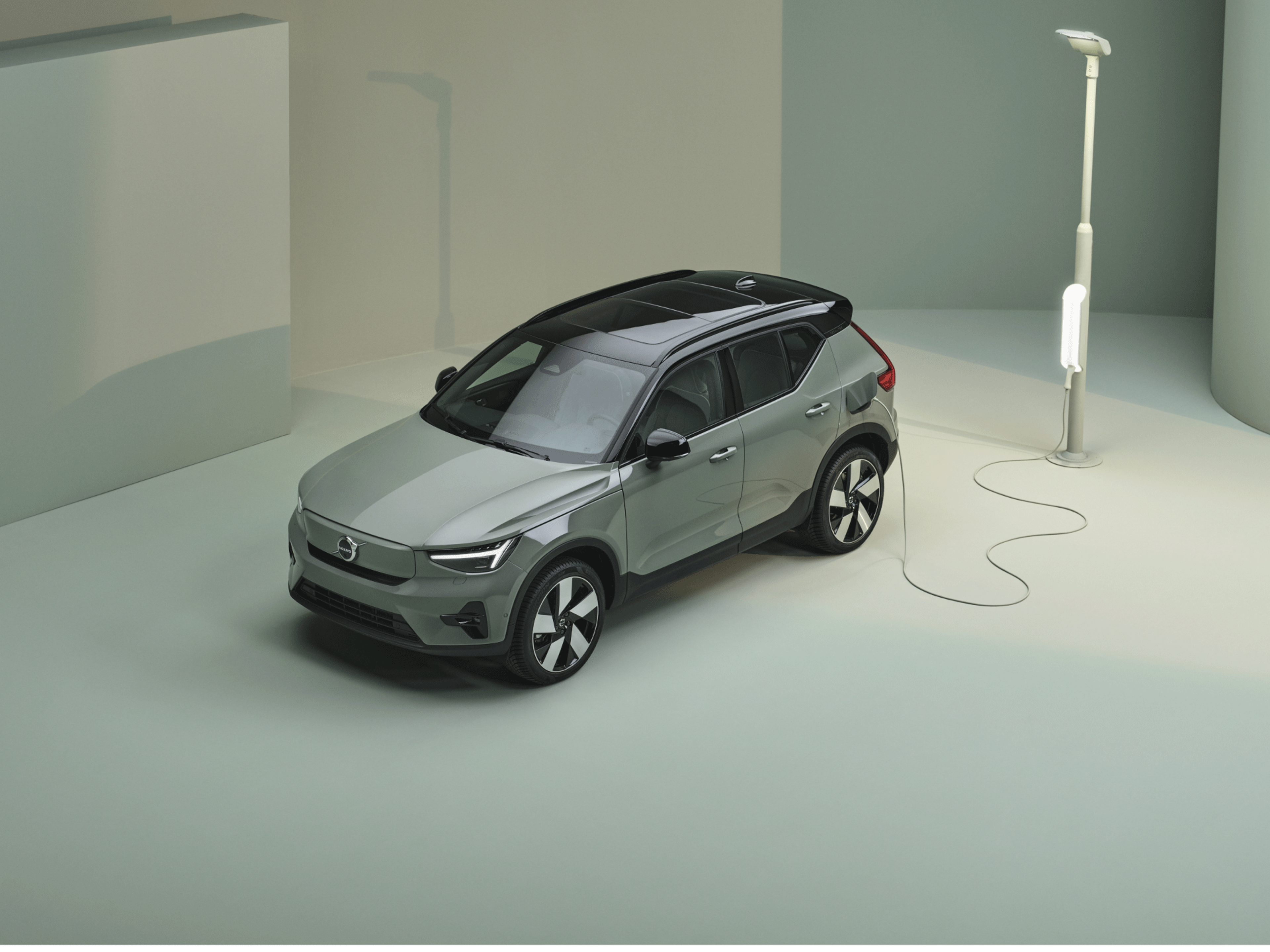 XC40 BEV estacionado à carga