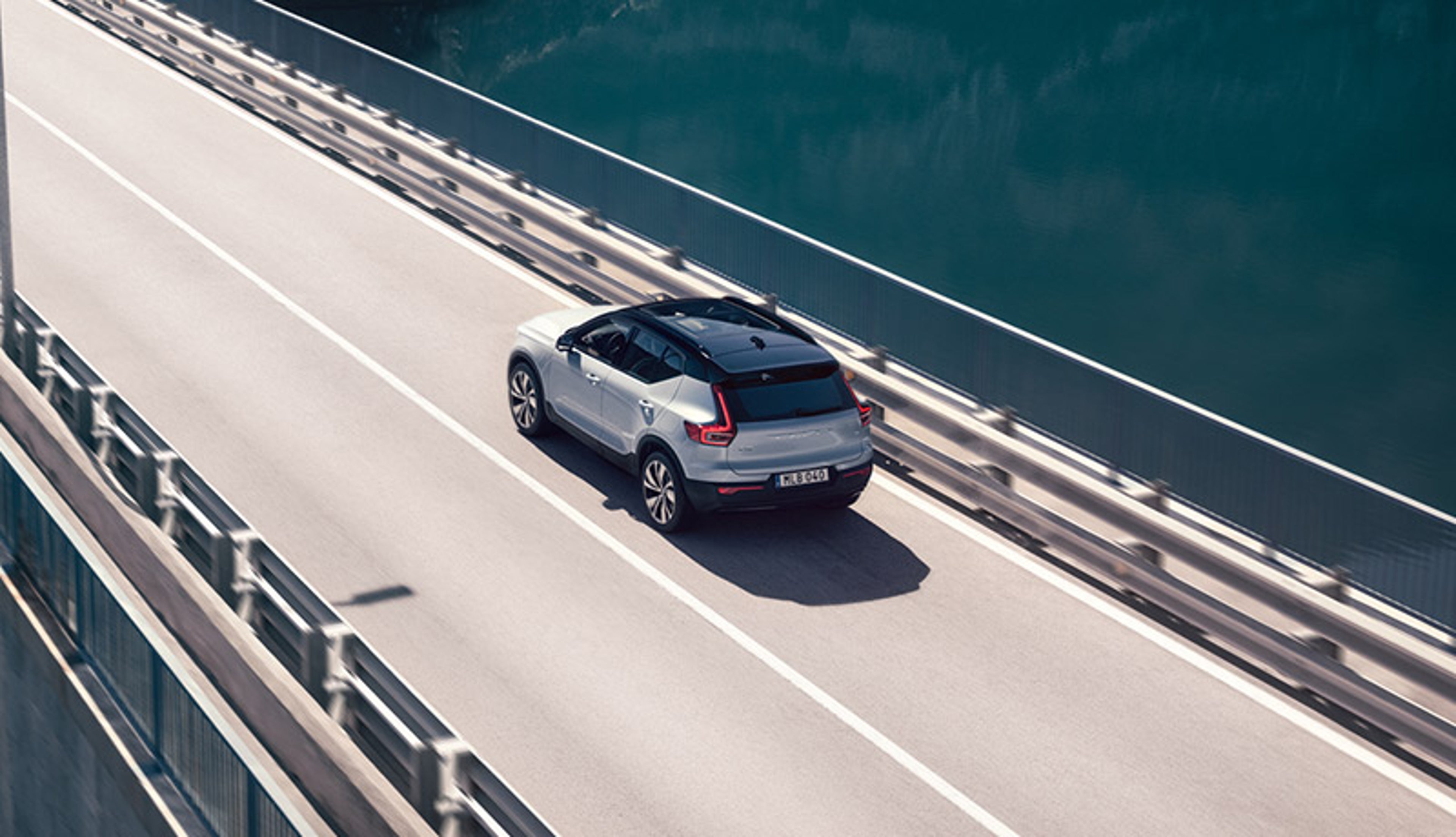 Volvo XC40 traversant un pont vu de dessus