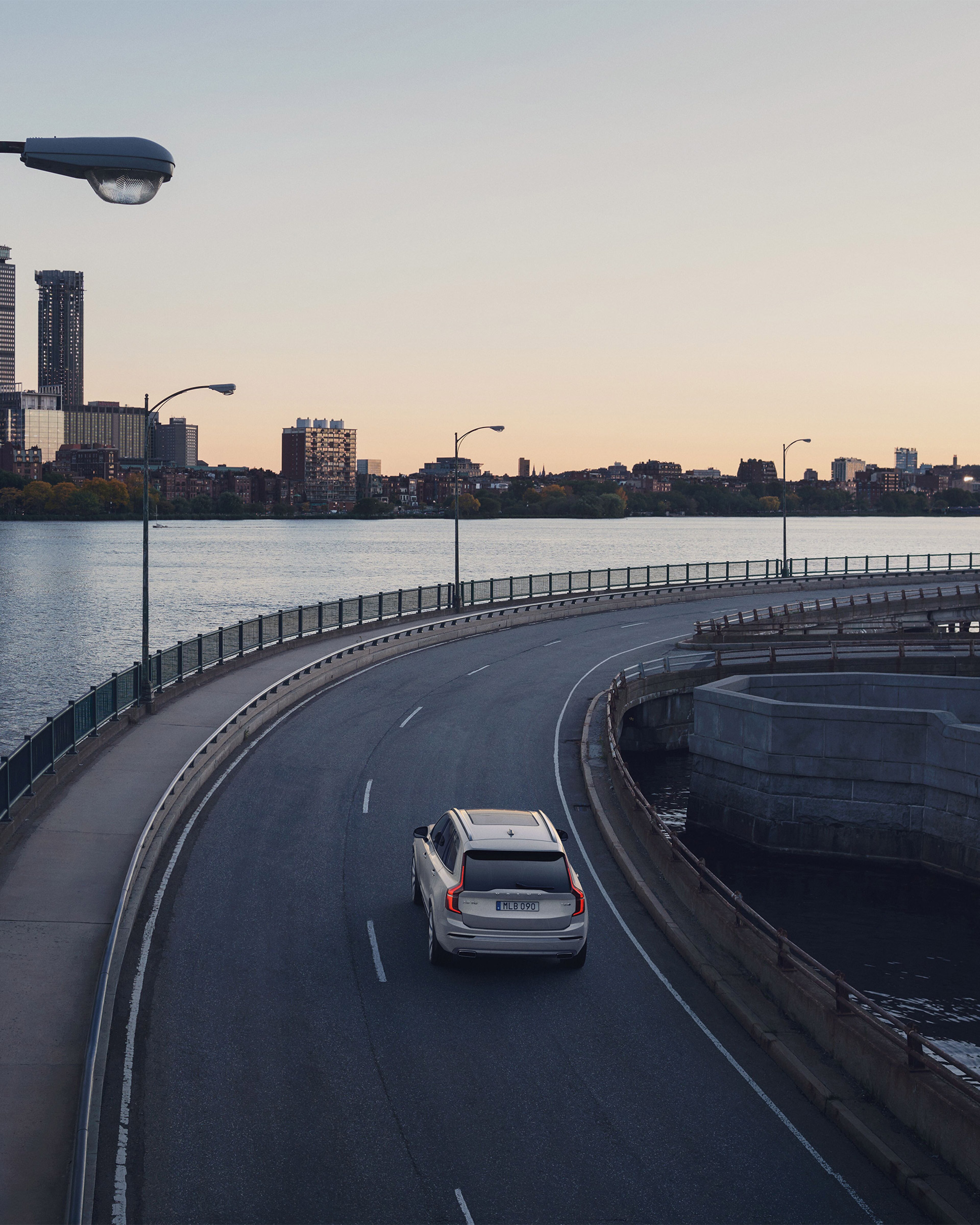 Volvo roulant sur un pont