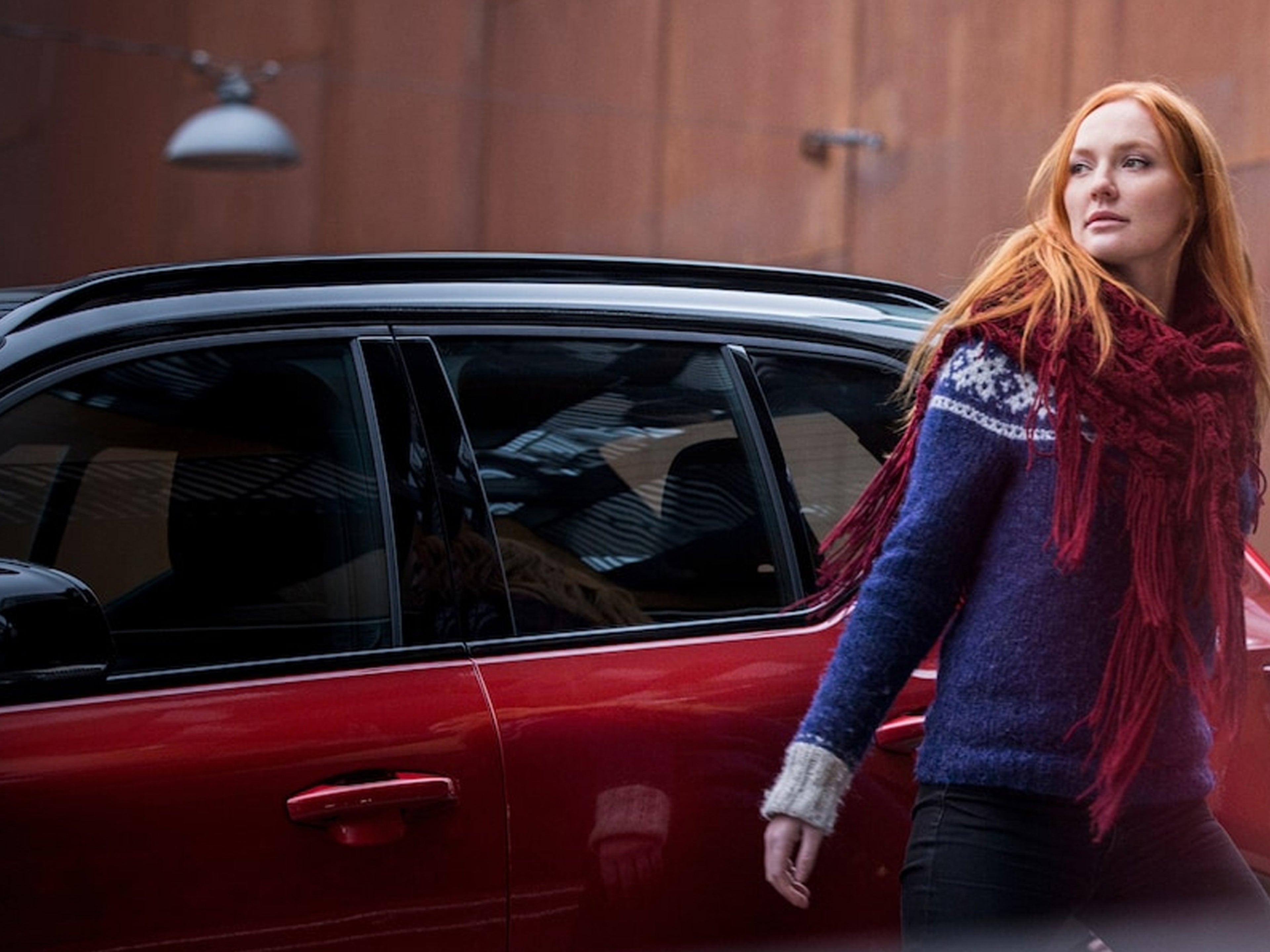 Dame går fra en bil