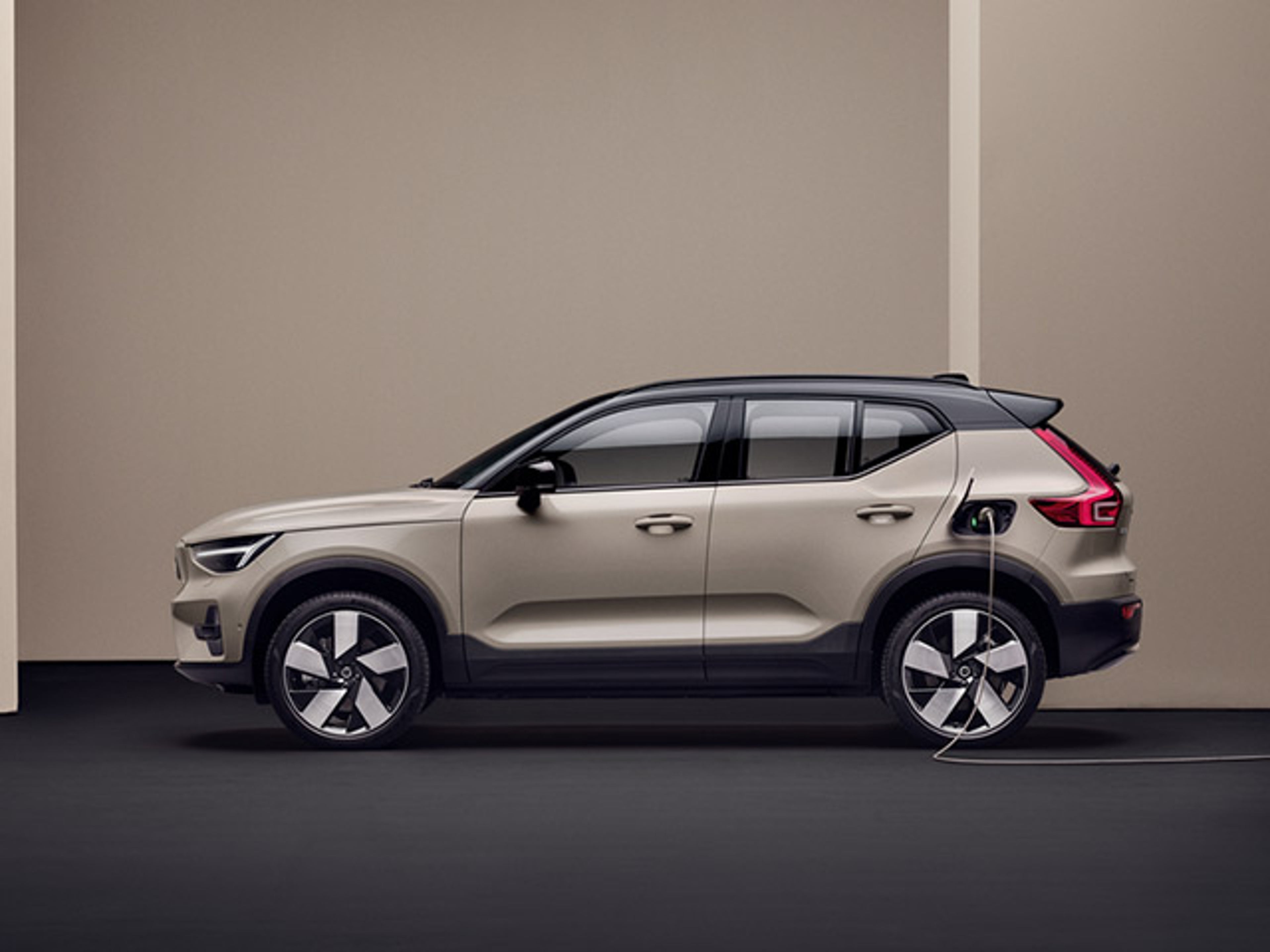 Sandfärgad EX40 från sidan