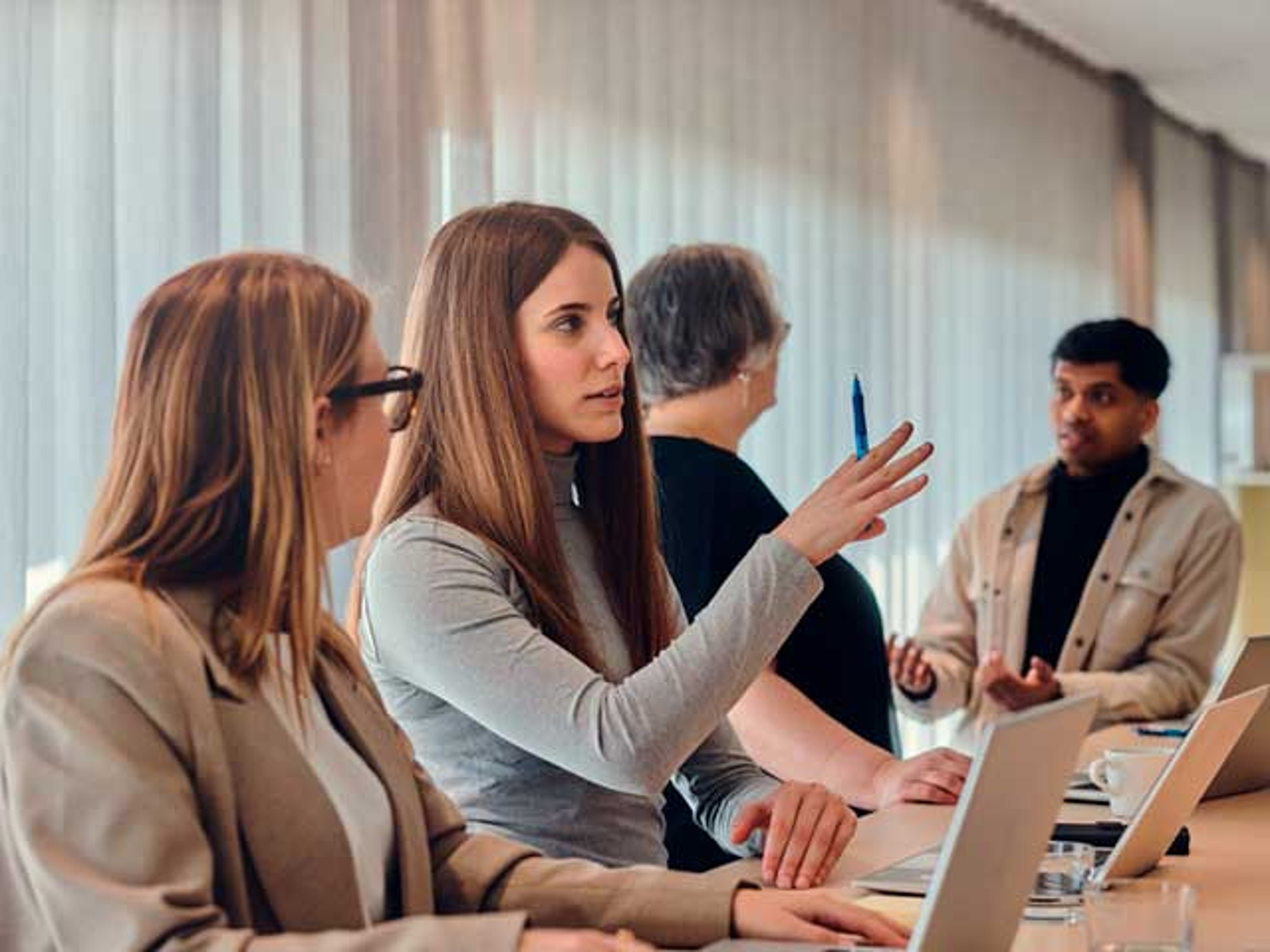 Una reunión de trabajo y unas personas conversando