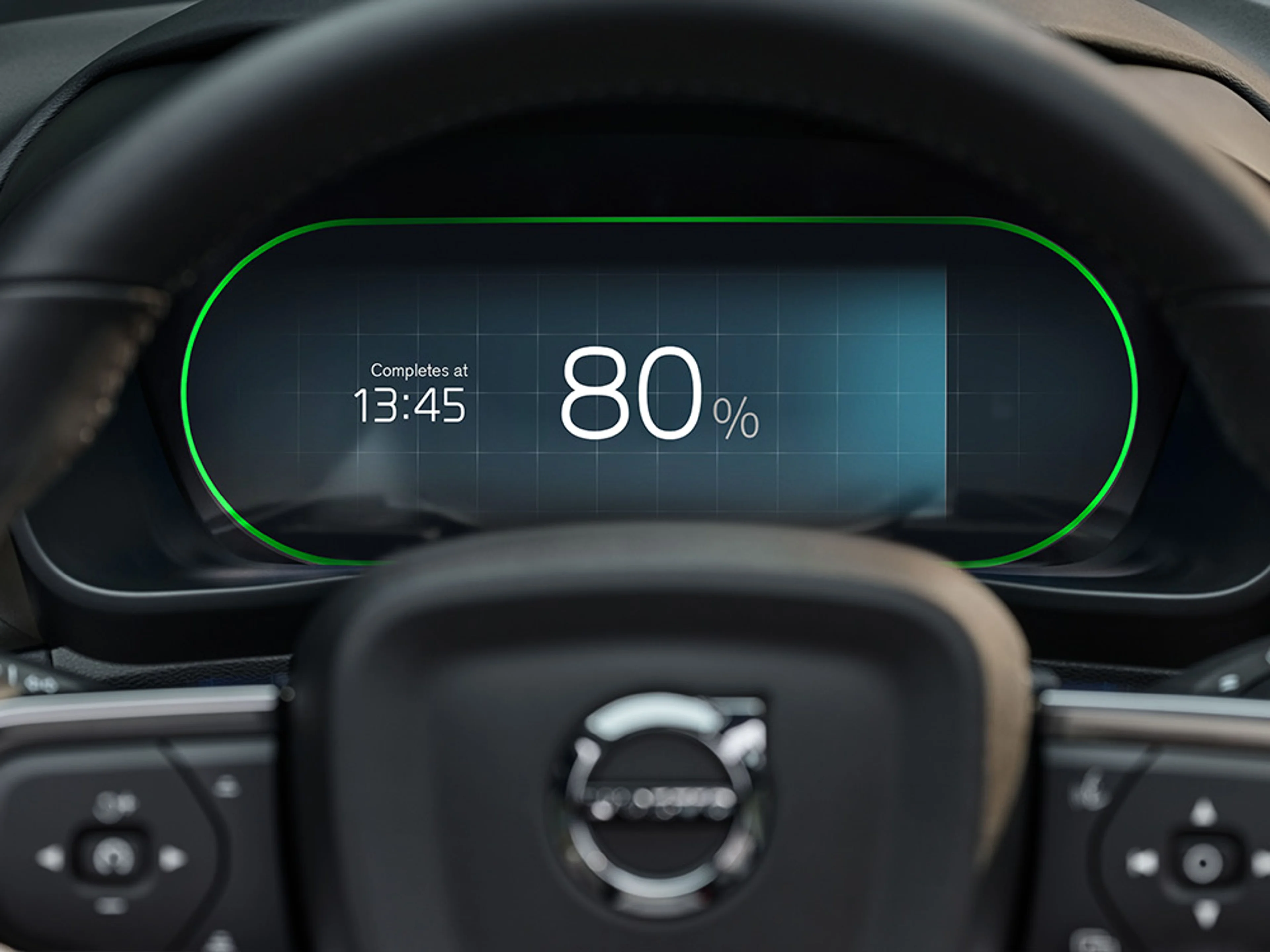 Gros plan sur le tableau de bord d'une Volvo électrique, avec l'indicateur de batterie à 80%.